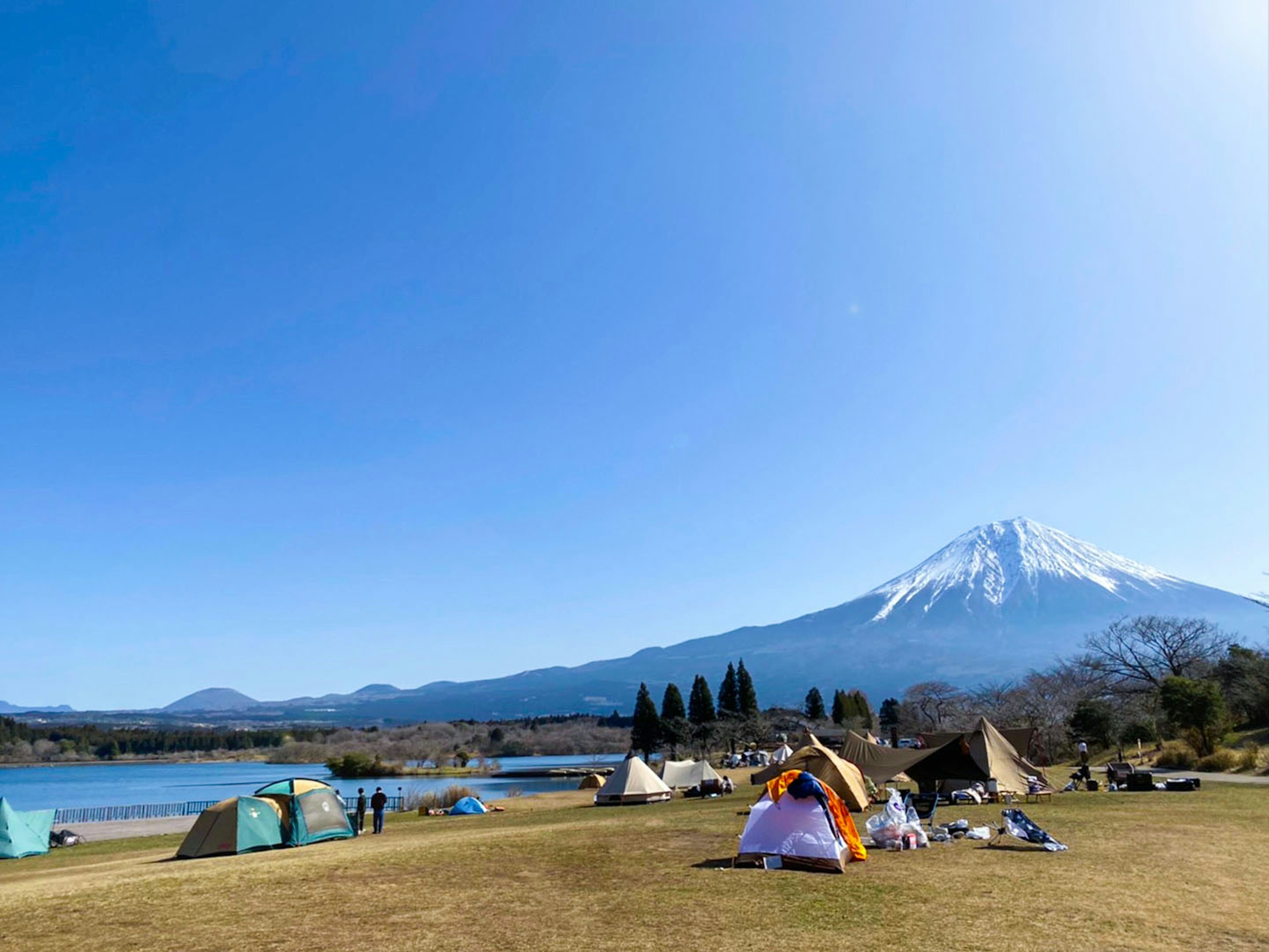 Malerscher Campingplatz mit dem Fuji im Hintergrund Zelte am See und klarer blauer Himmel