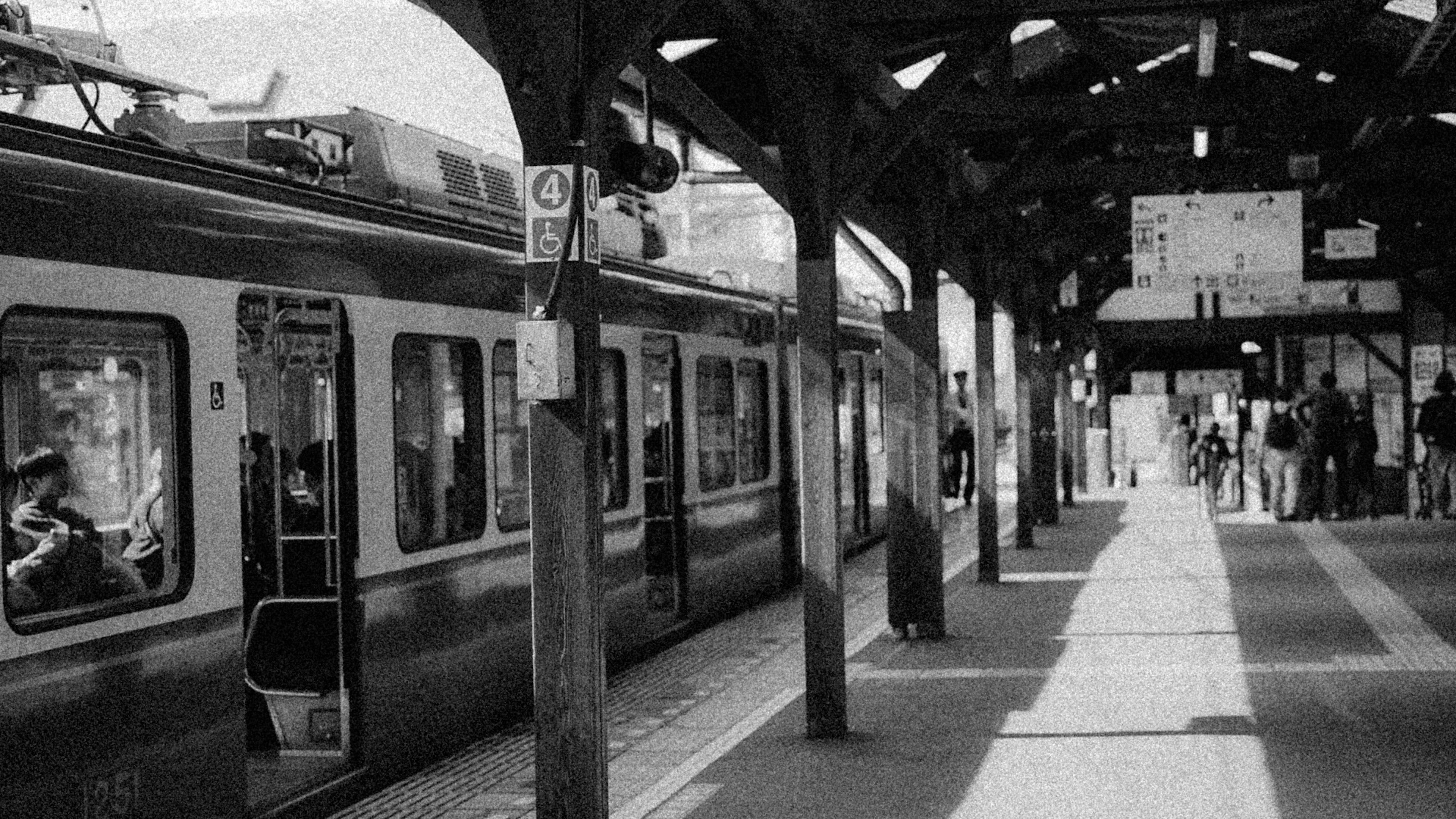 Treno in una stazione con architettura in legno