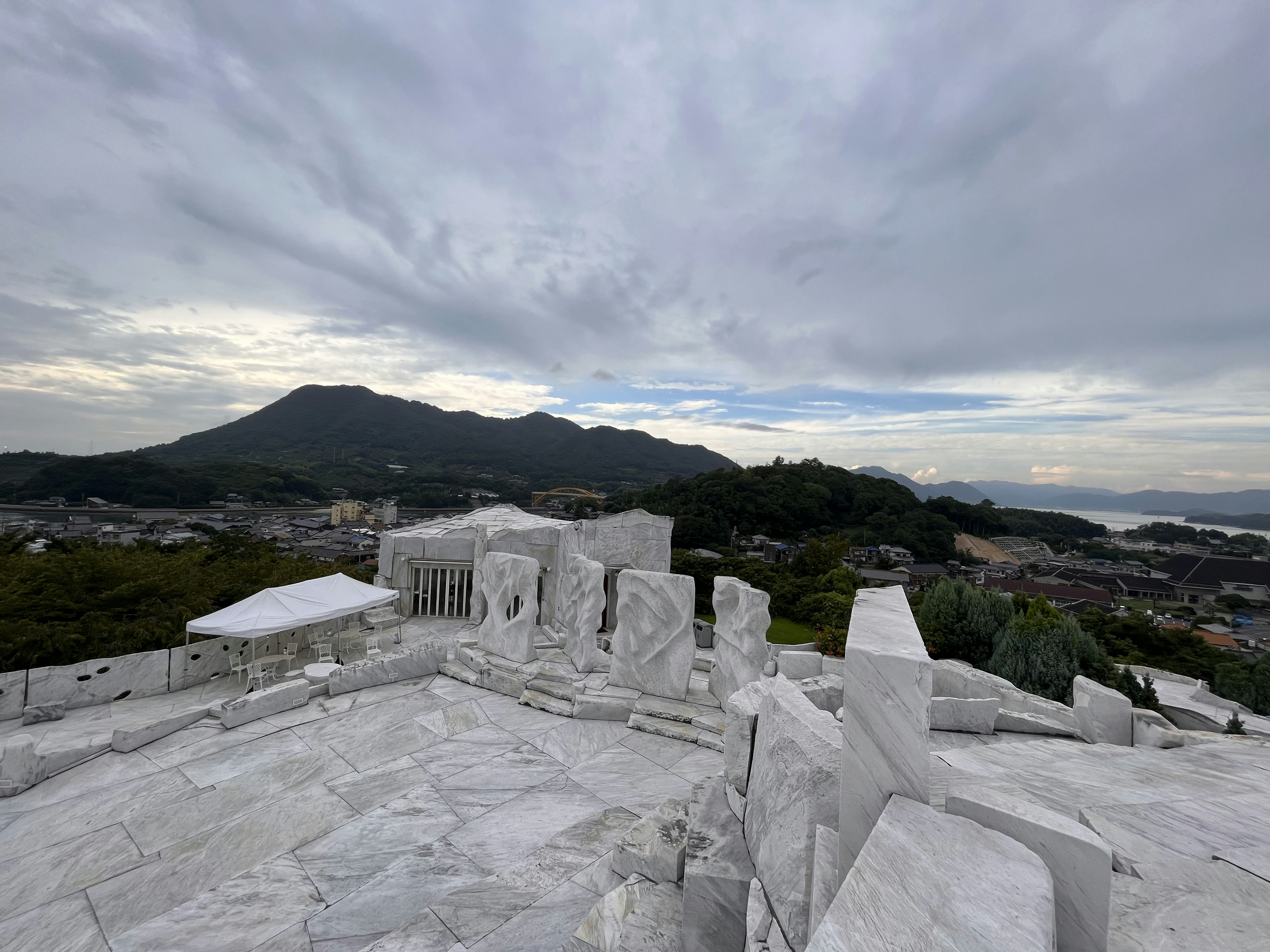 背景是山和云的雕塑风景