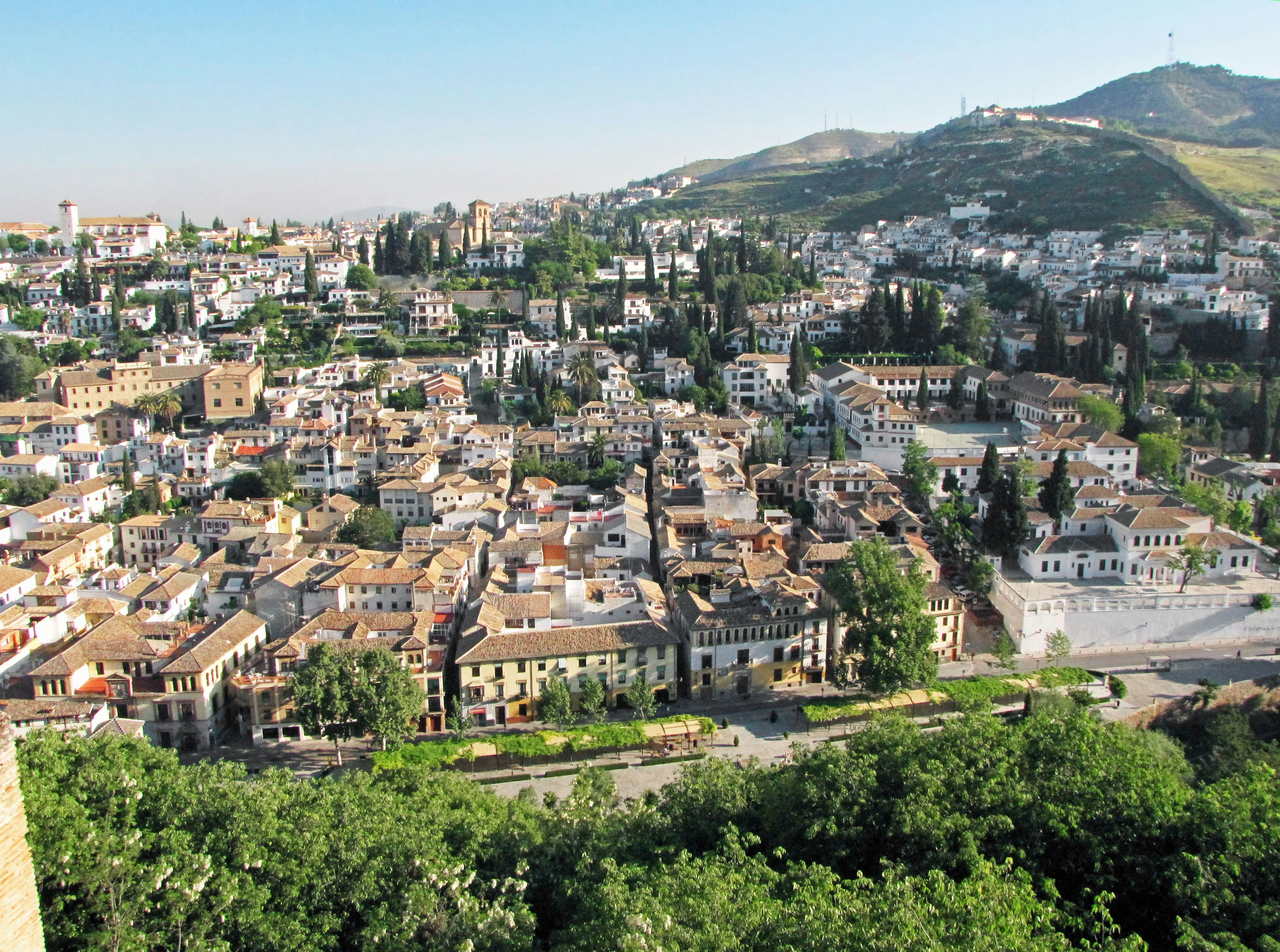 Vista panorámica de Granada con arquitectura tradicional y vegetación