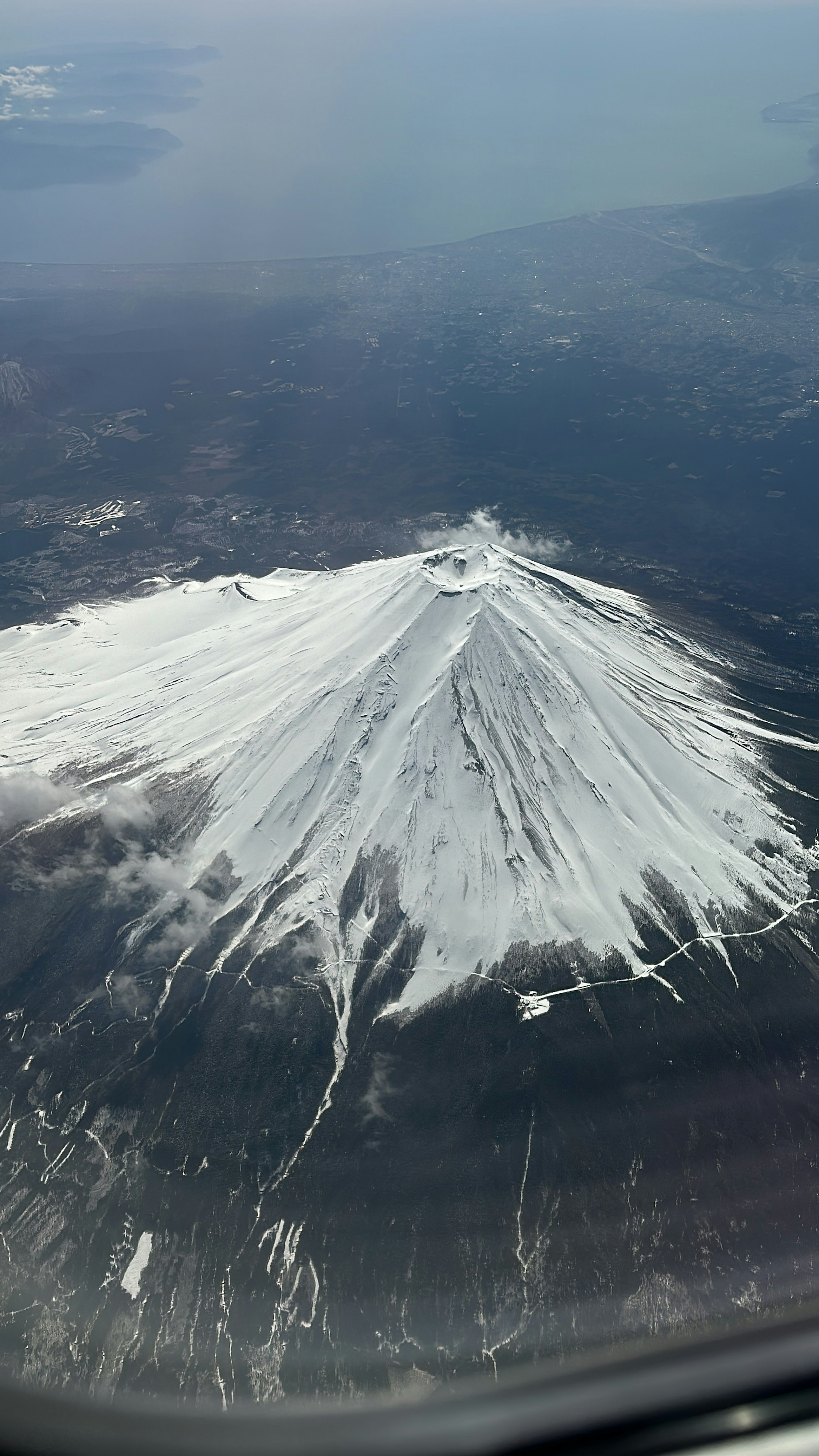 Vista aerea del monte Fuji coperto di neve