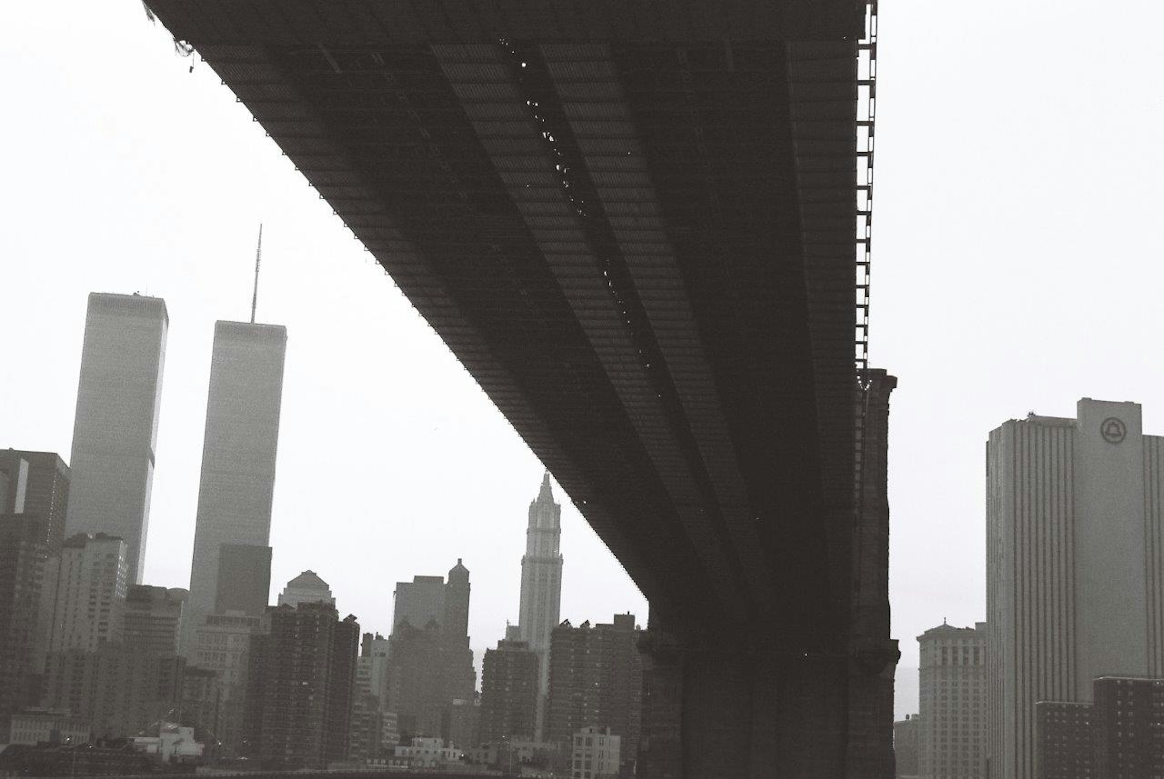 Vue de la skyline de New York et des Twin Towers depuis sous le pont de Manhattan