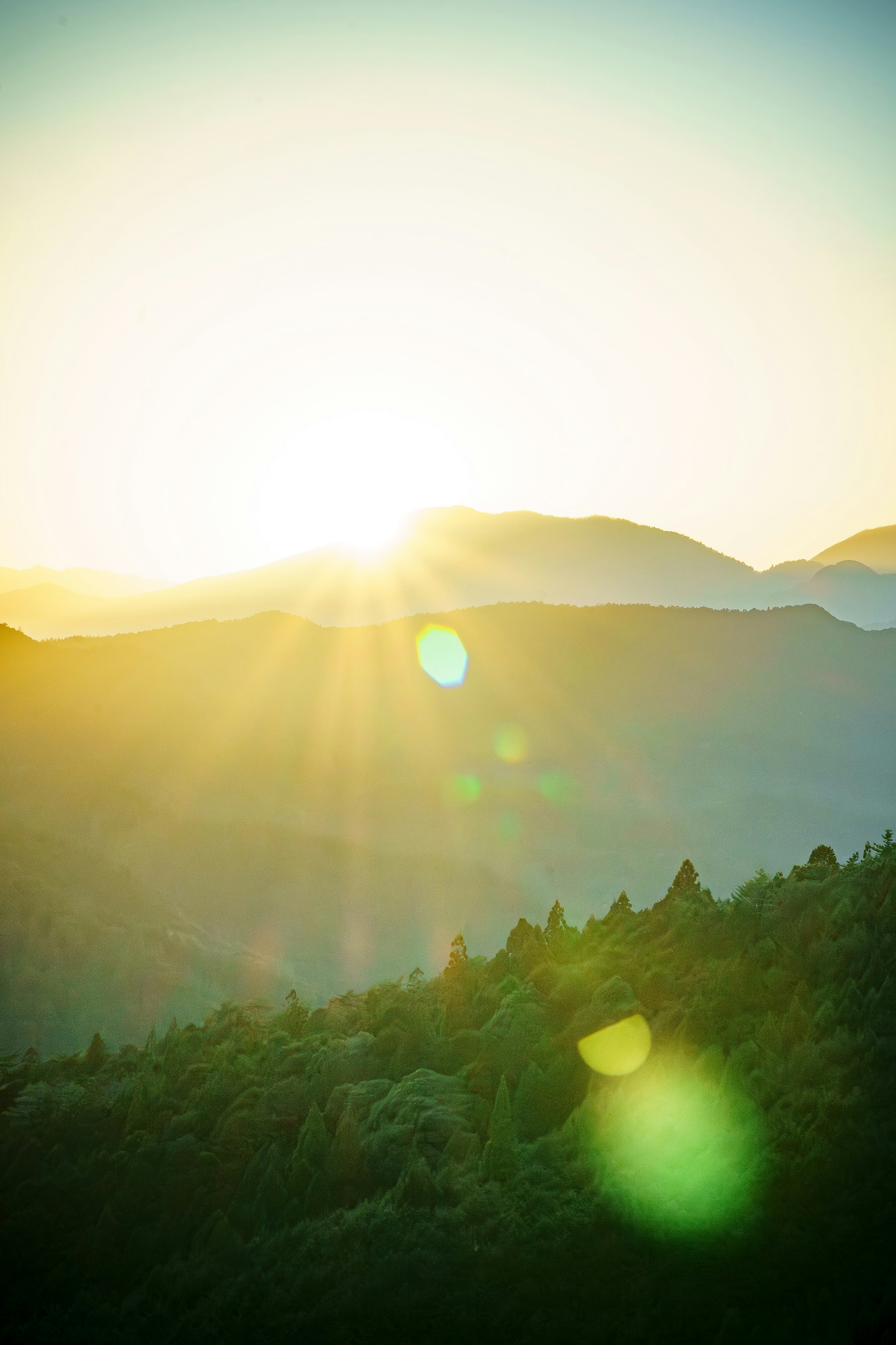 Wunderschöne Landschaft mit Sonnenaufgang über den Bergen