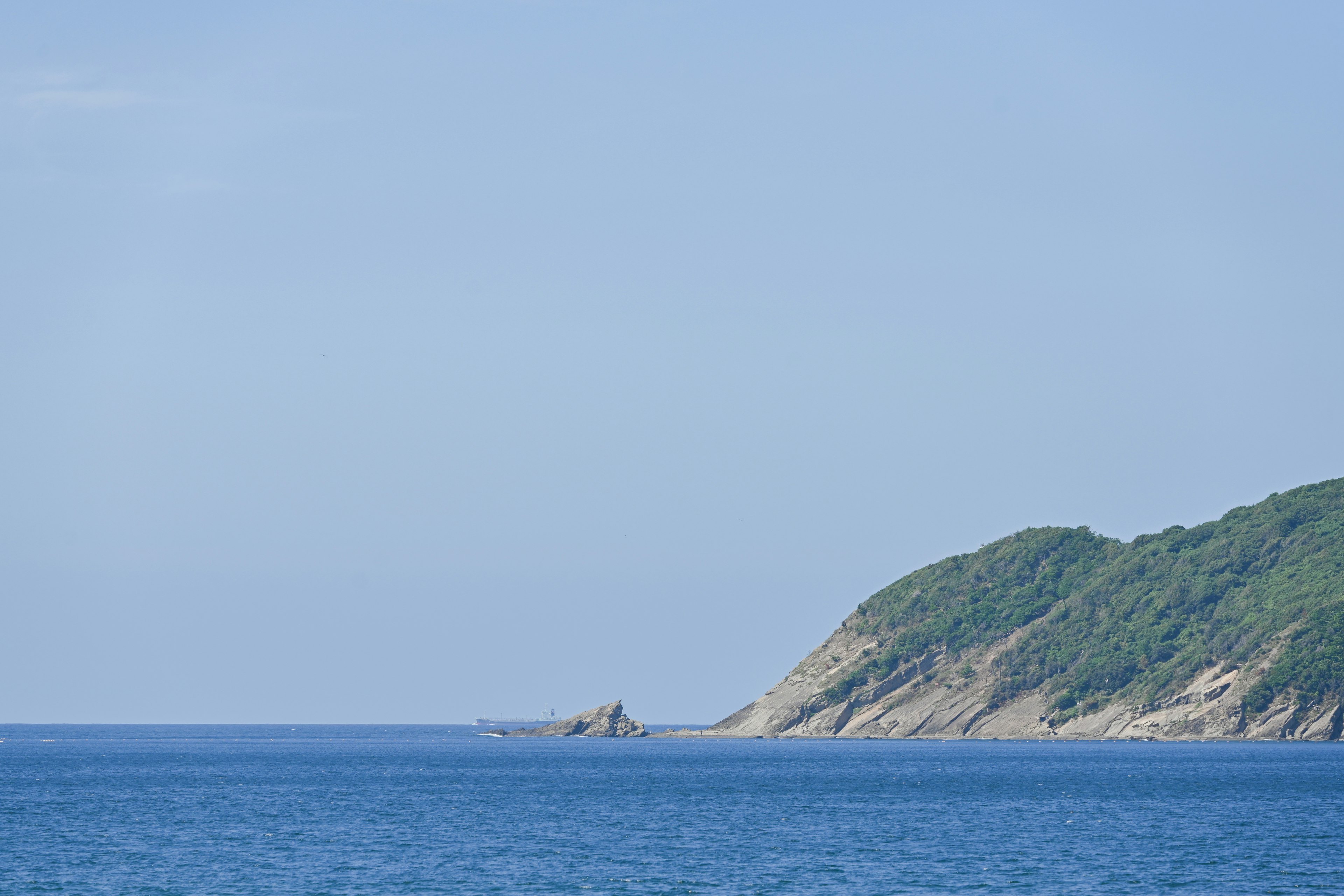 藍色海洋與綠色山脈的風景