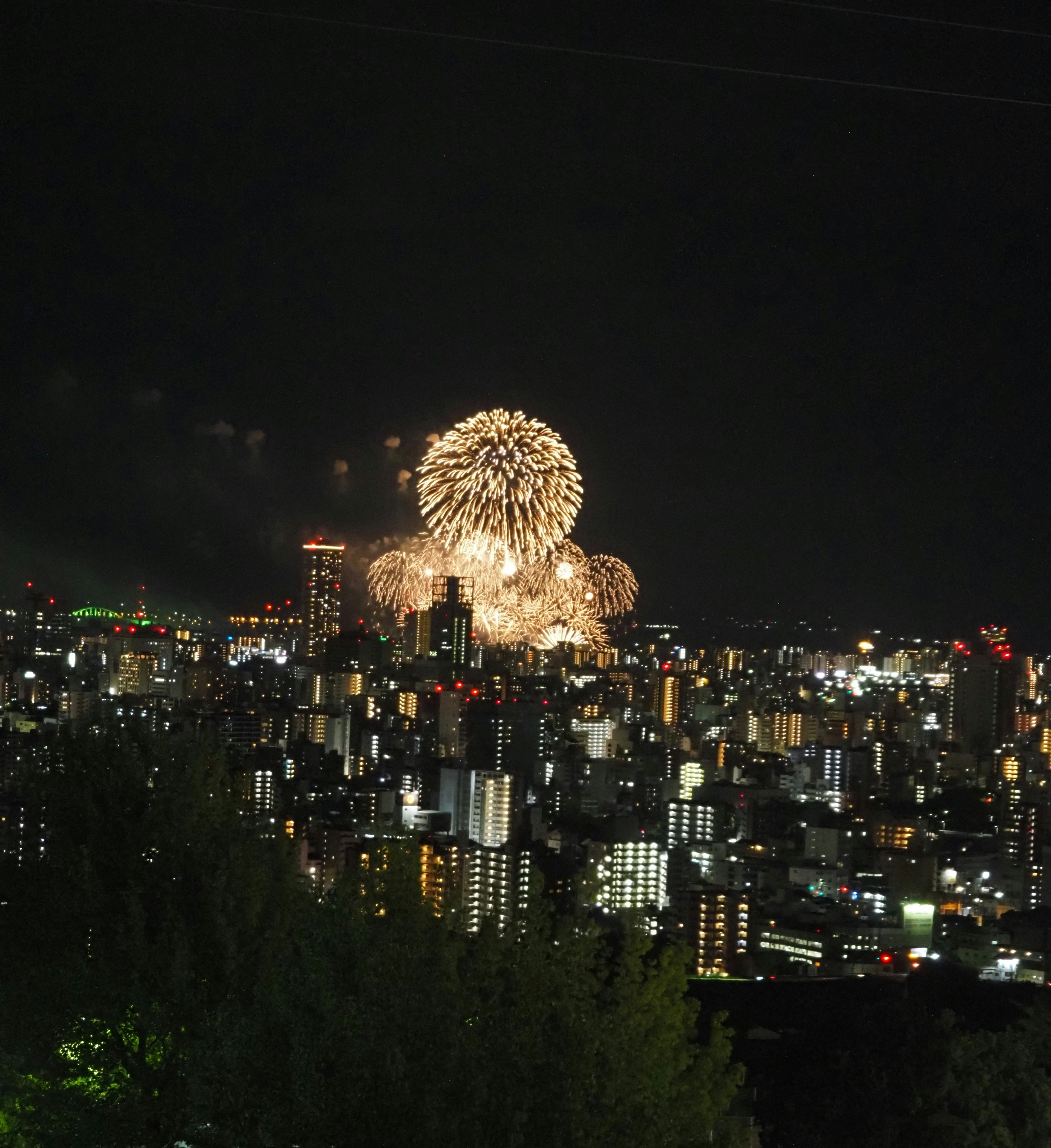 Feux d'artifice illuminant le ciel nocturne au-dessus d'une ville dynamique