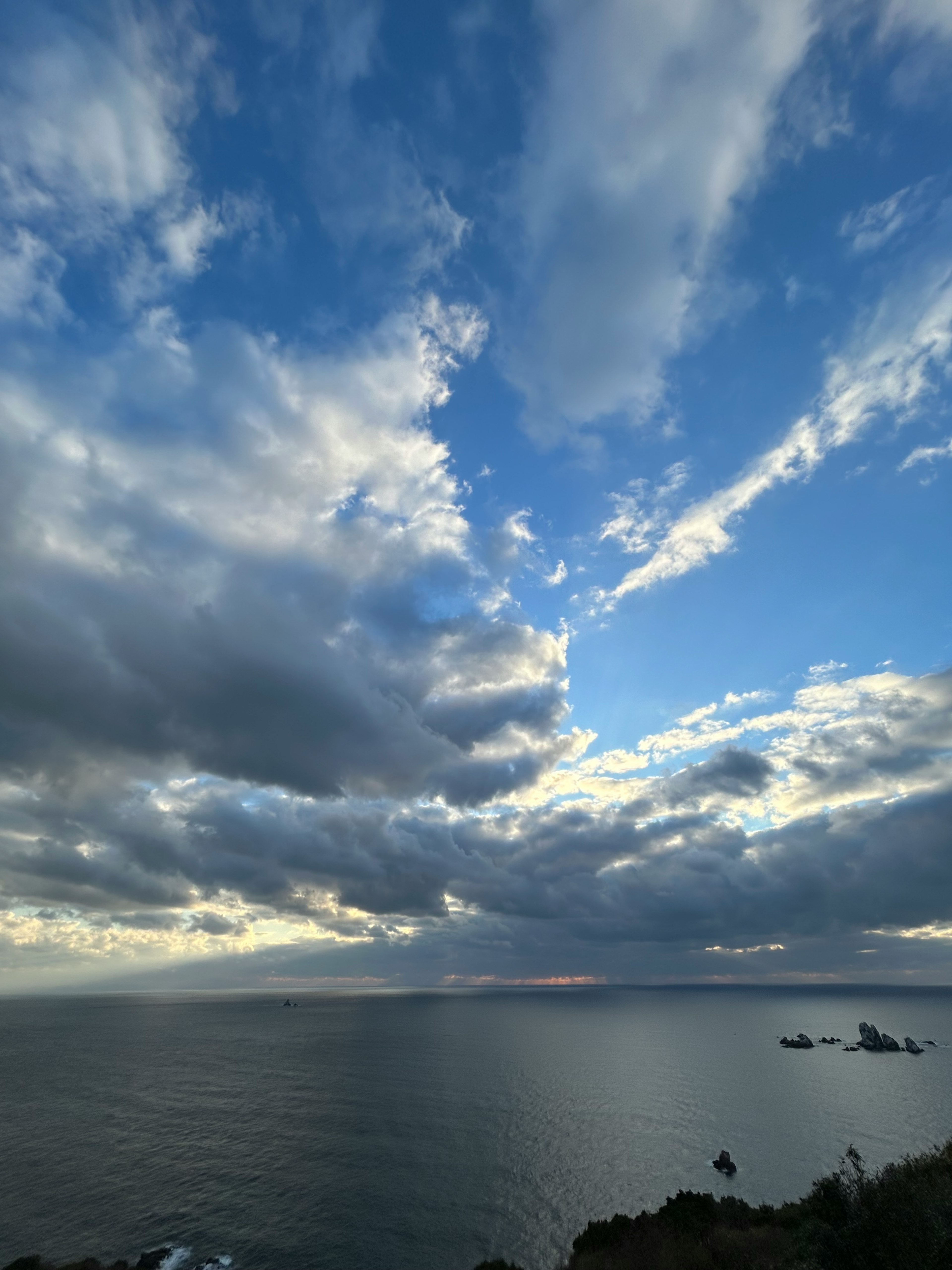 海洋的风景，蓝天和戏剧性的云层