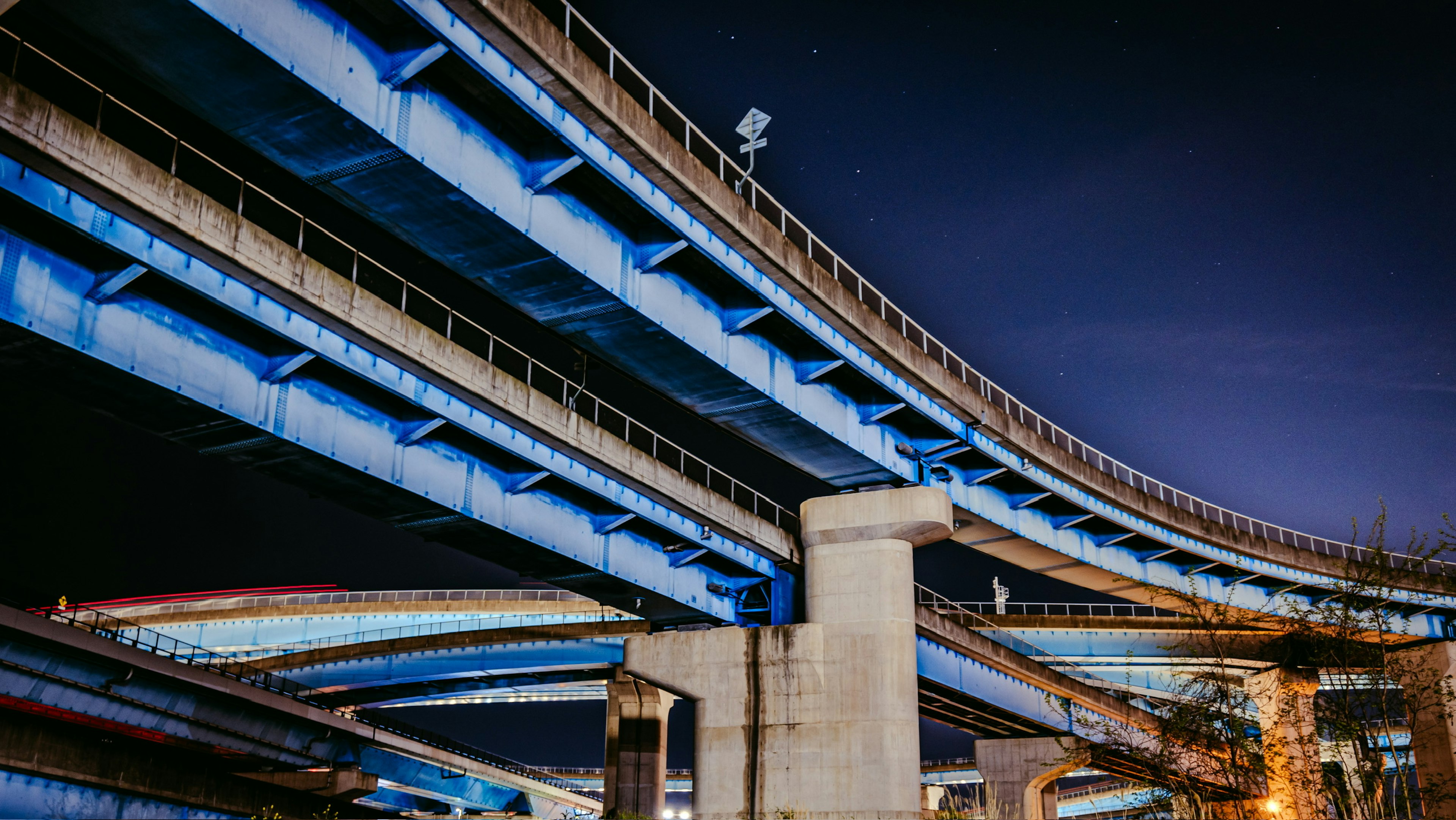 Estructura de paso elevado azul por la noche