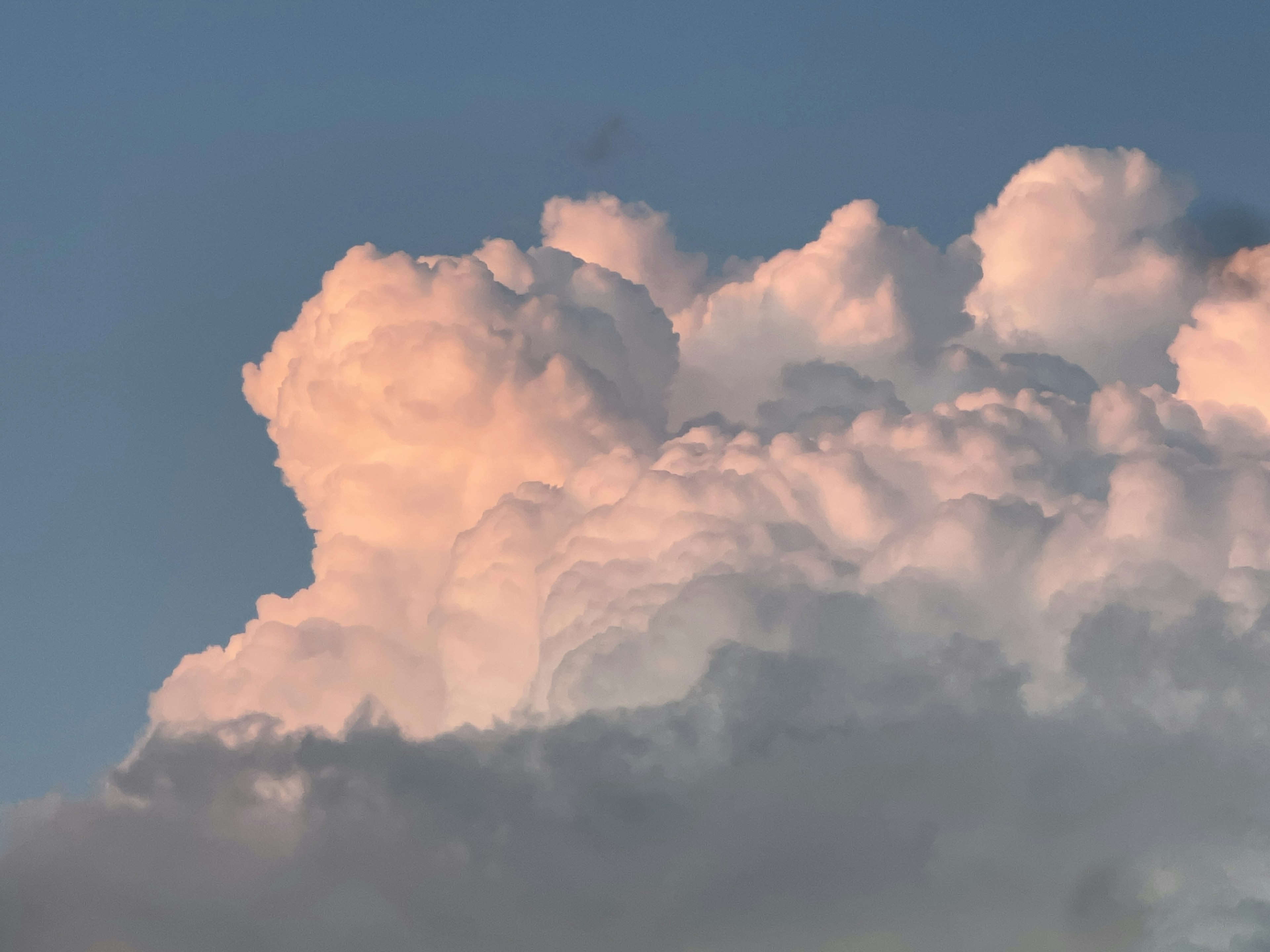 Hermosas nubes blancas contra un cielo azul claro