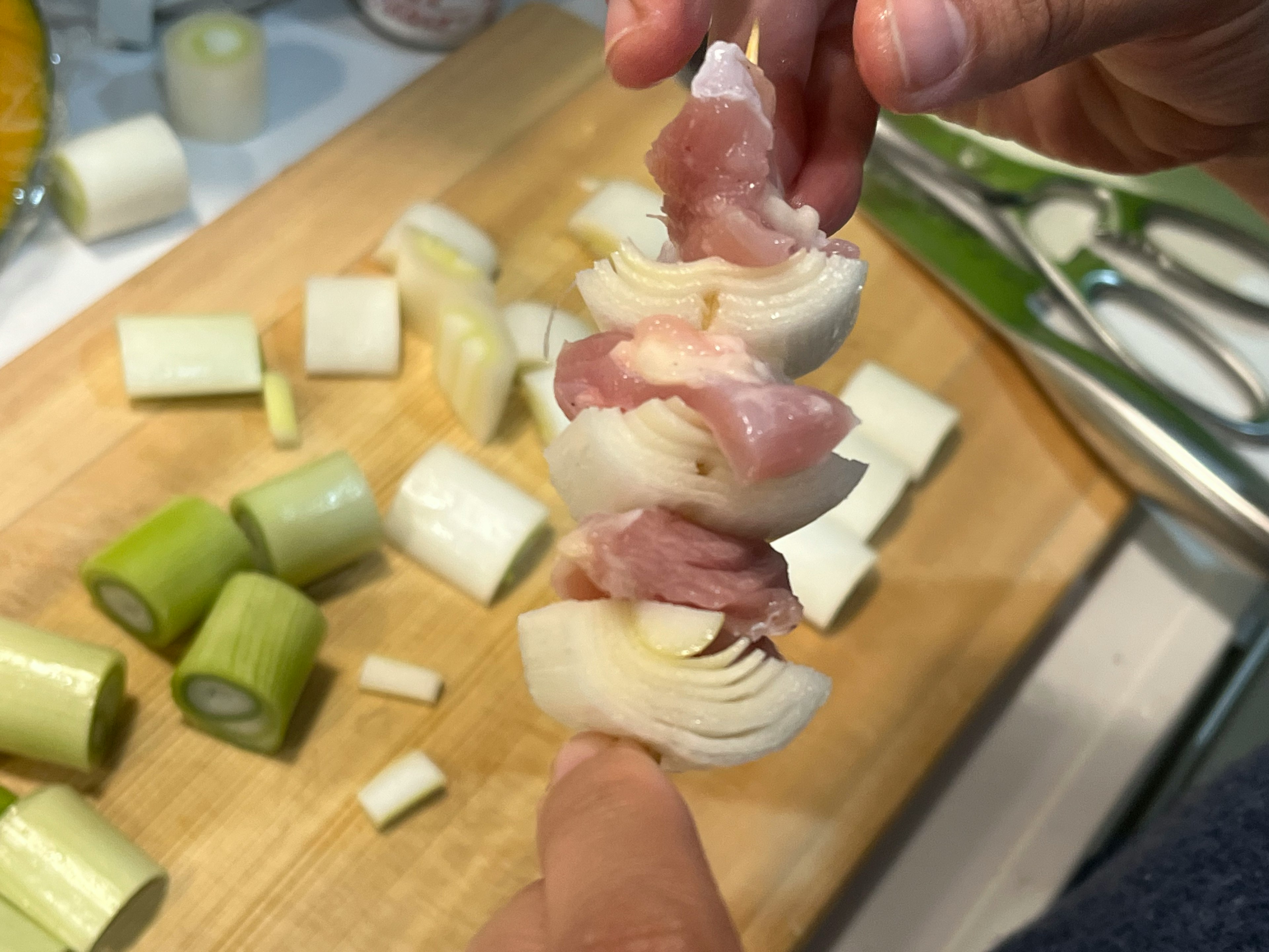 Tranches d'oignon et de viande en brochette tenues à la main