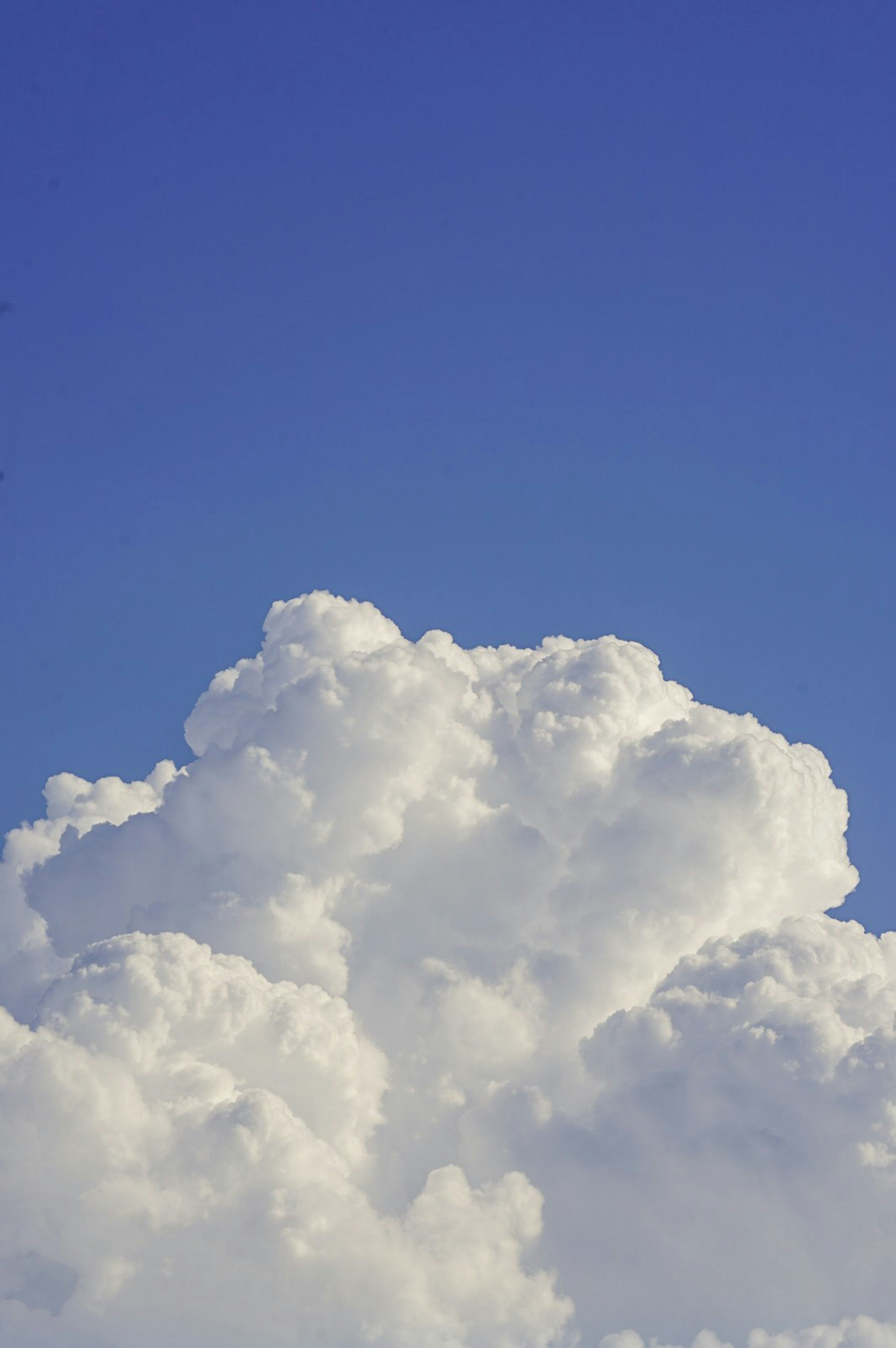 Pemandangan indah awan putih mengapung di langit biru