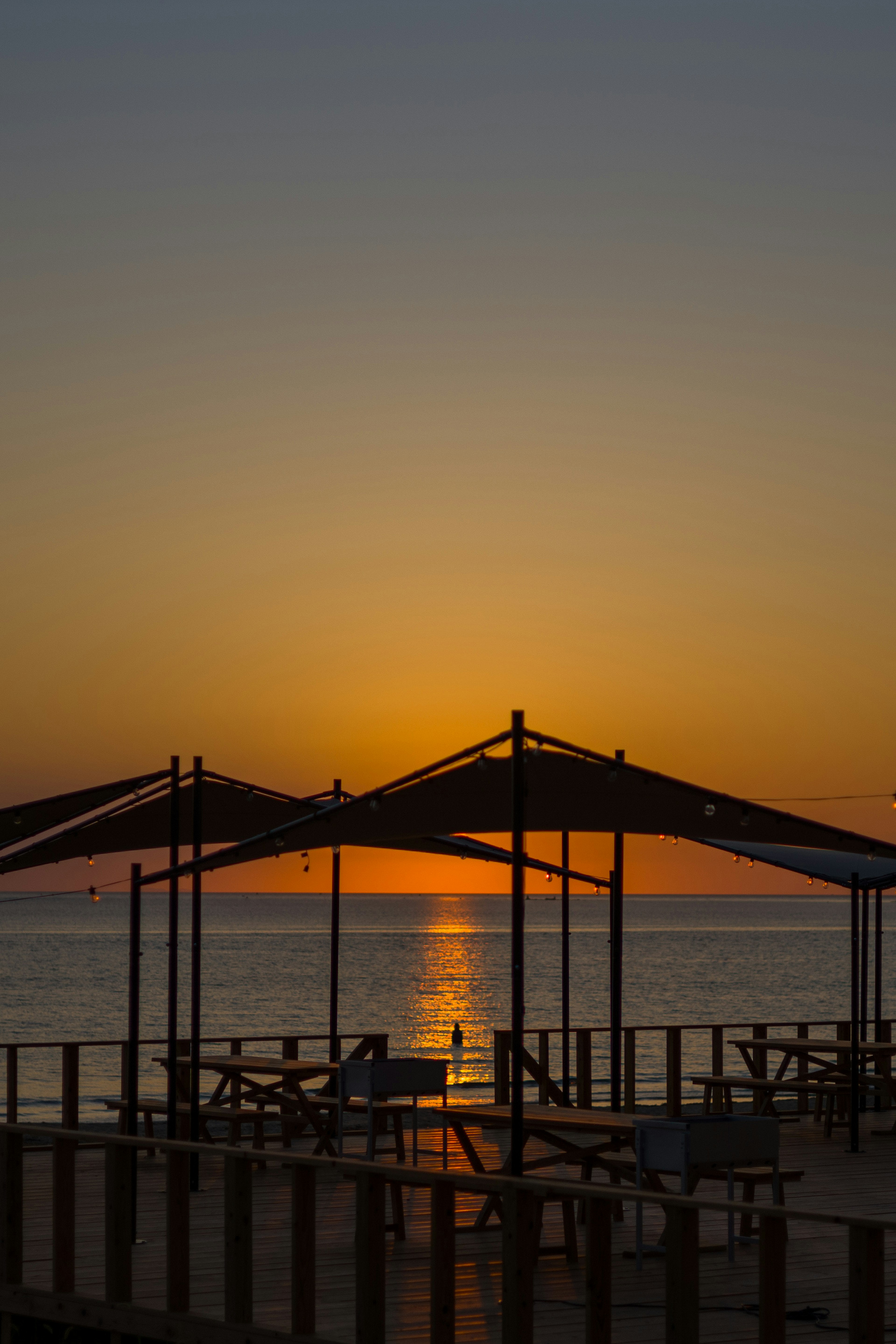 Silhouette de refuges au coucher de soleil sur la mer