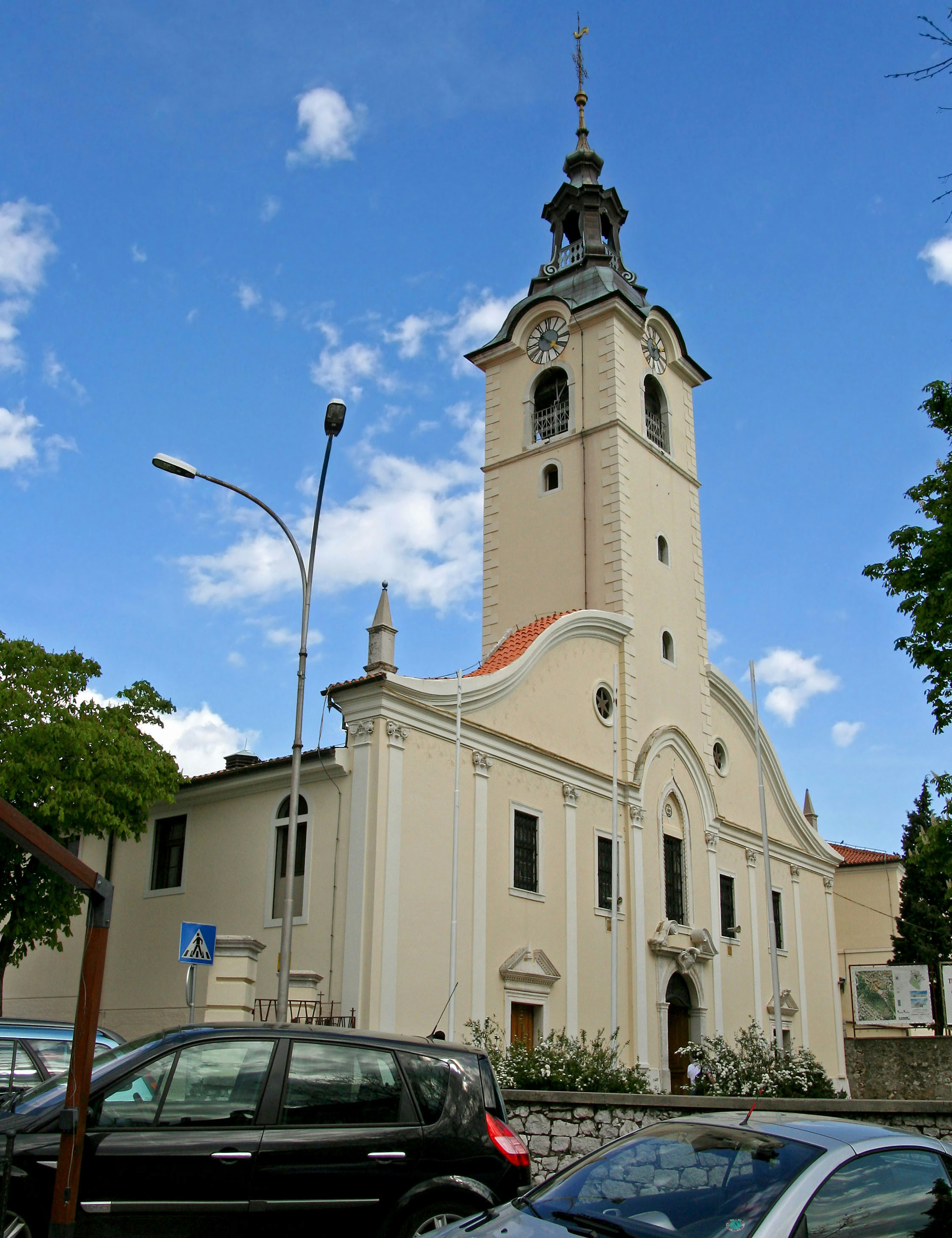 Una bella chiesa con un alto campanile contro un cielo blu