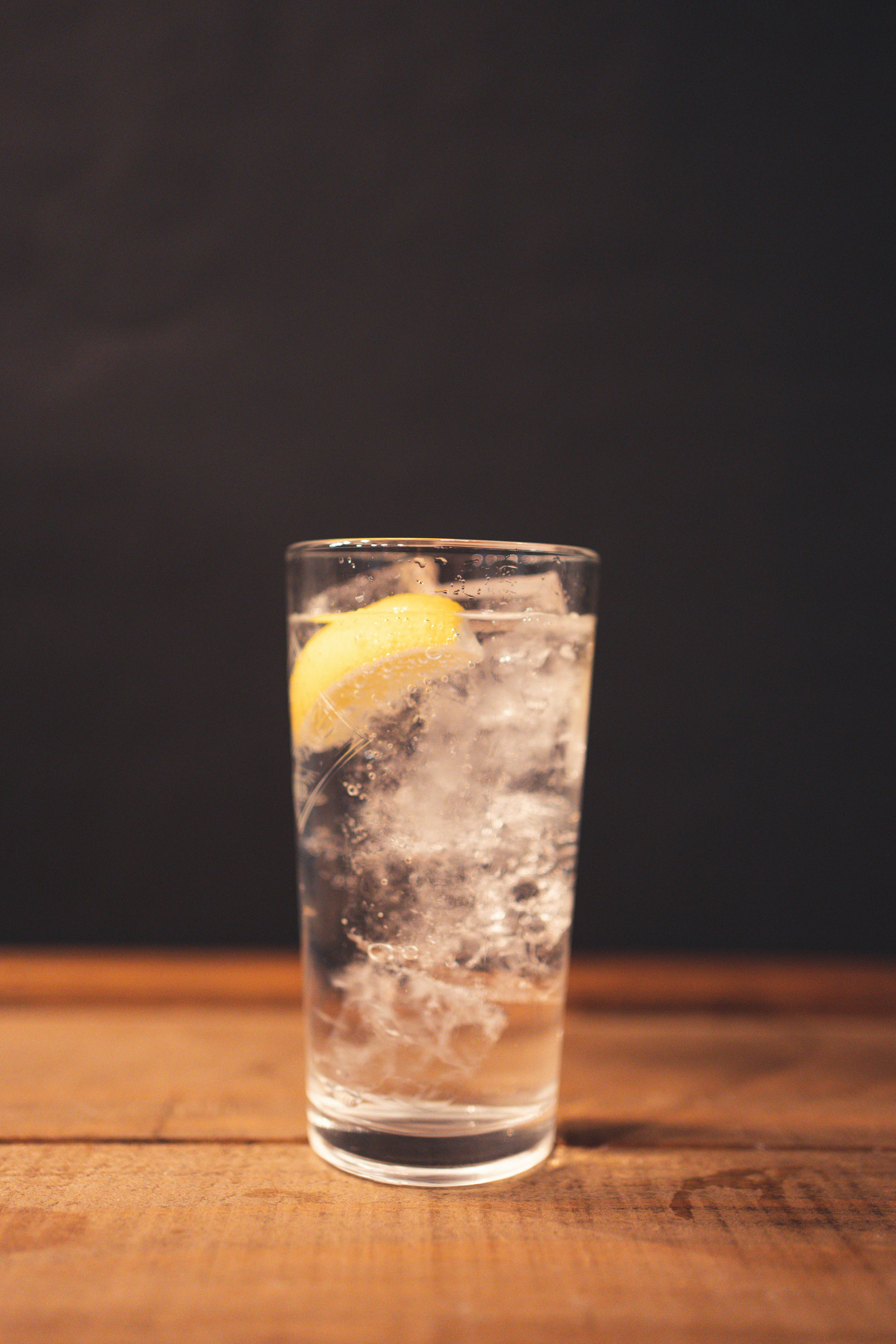 Un vaso de agua fría con una rodaja de limón