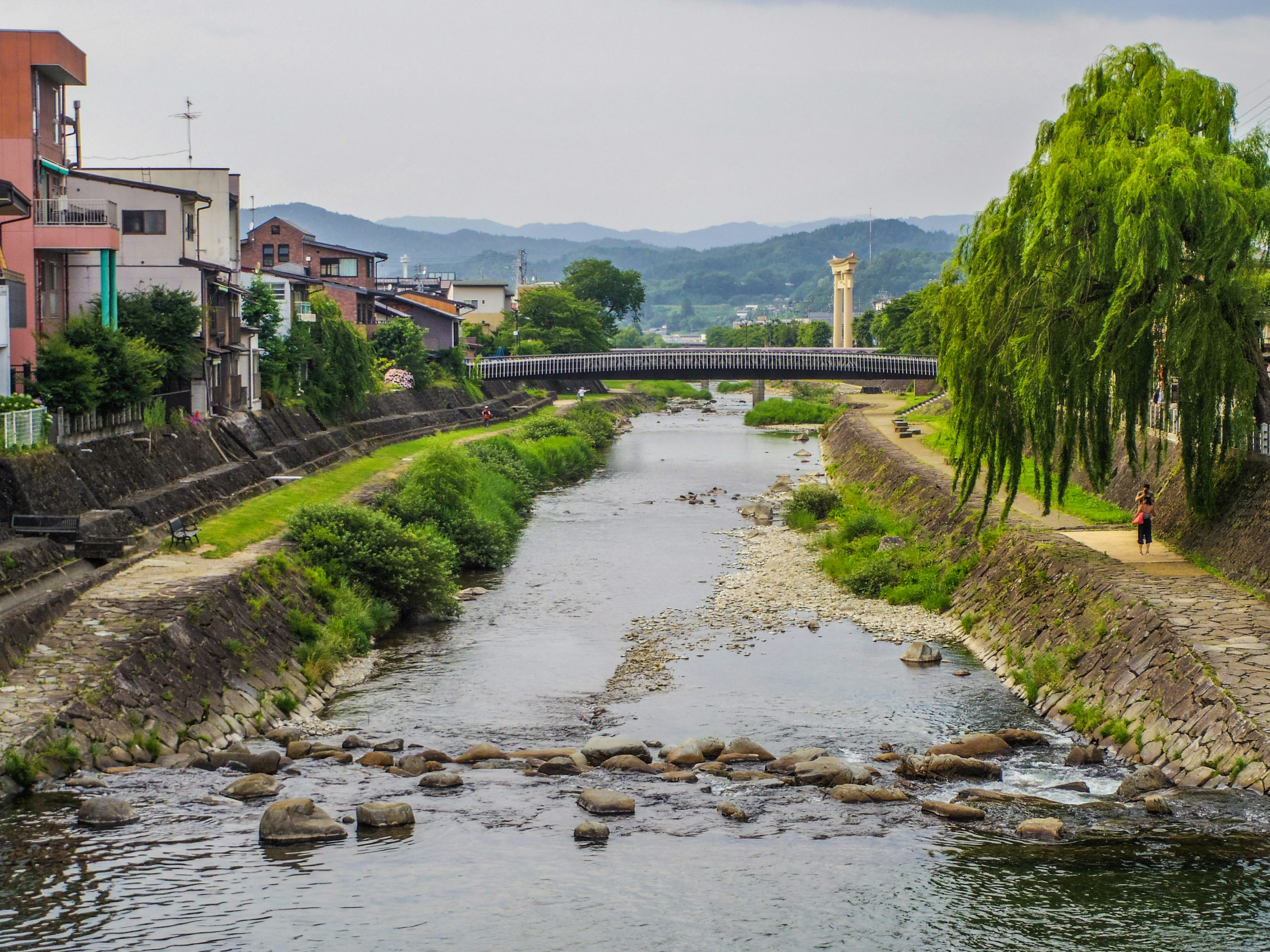 Malersicher Blick auf einen Fluss mit üppigem Grün entlang der Ufer