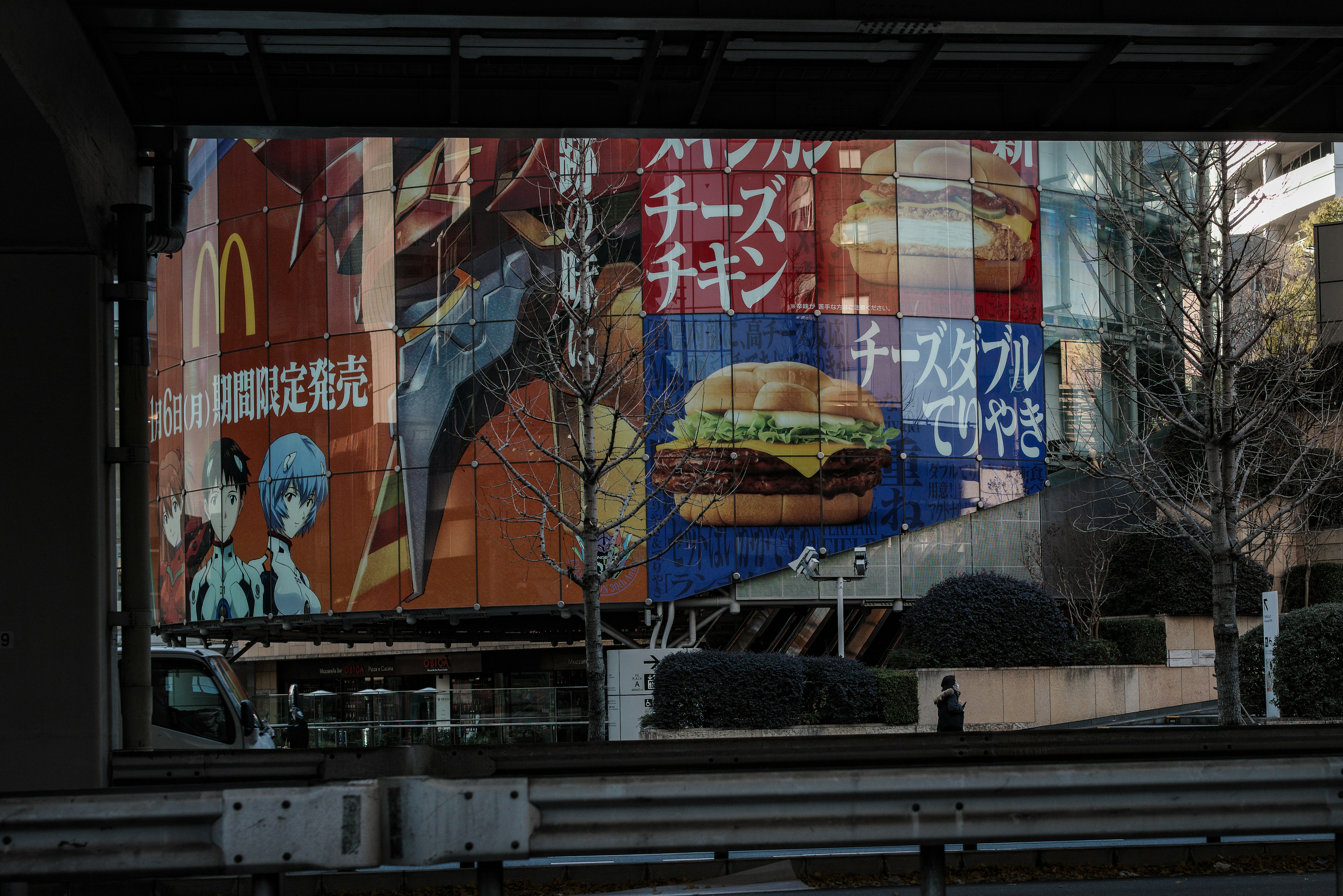 マクドナルドの看板が描かれたビルの外観アートがある