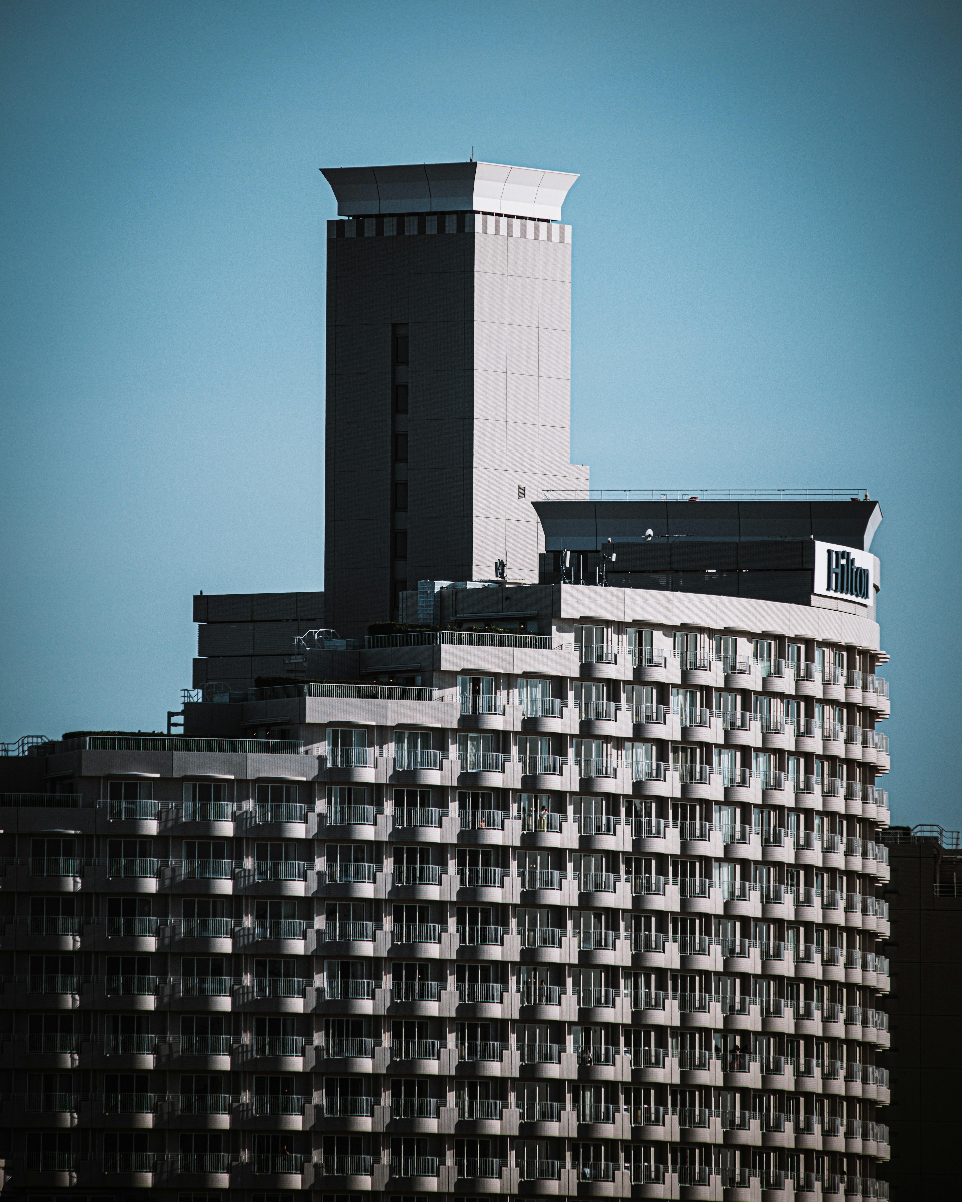 Edificio moderno de gran altura con un diseño arquitectónico único