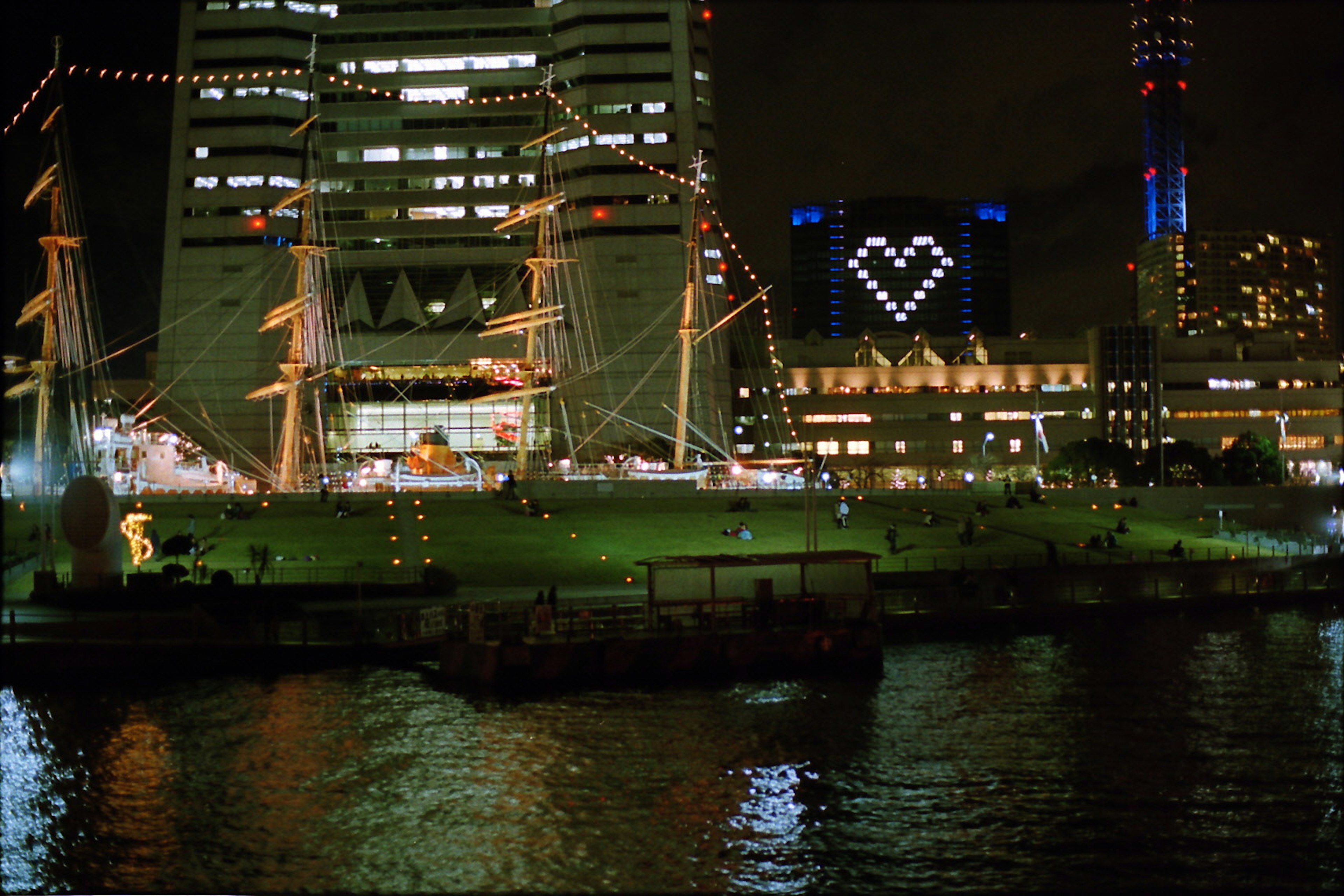 河邊建築的夜景及心形燈光