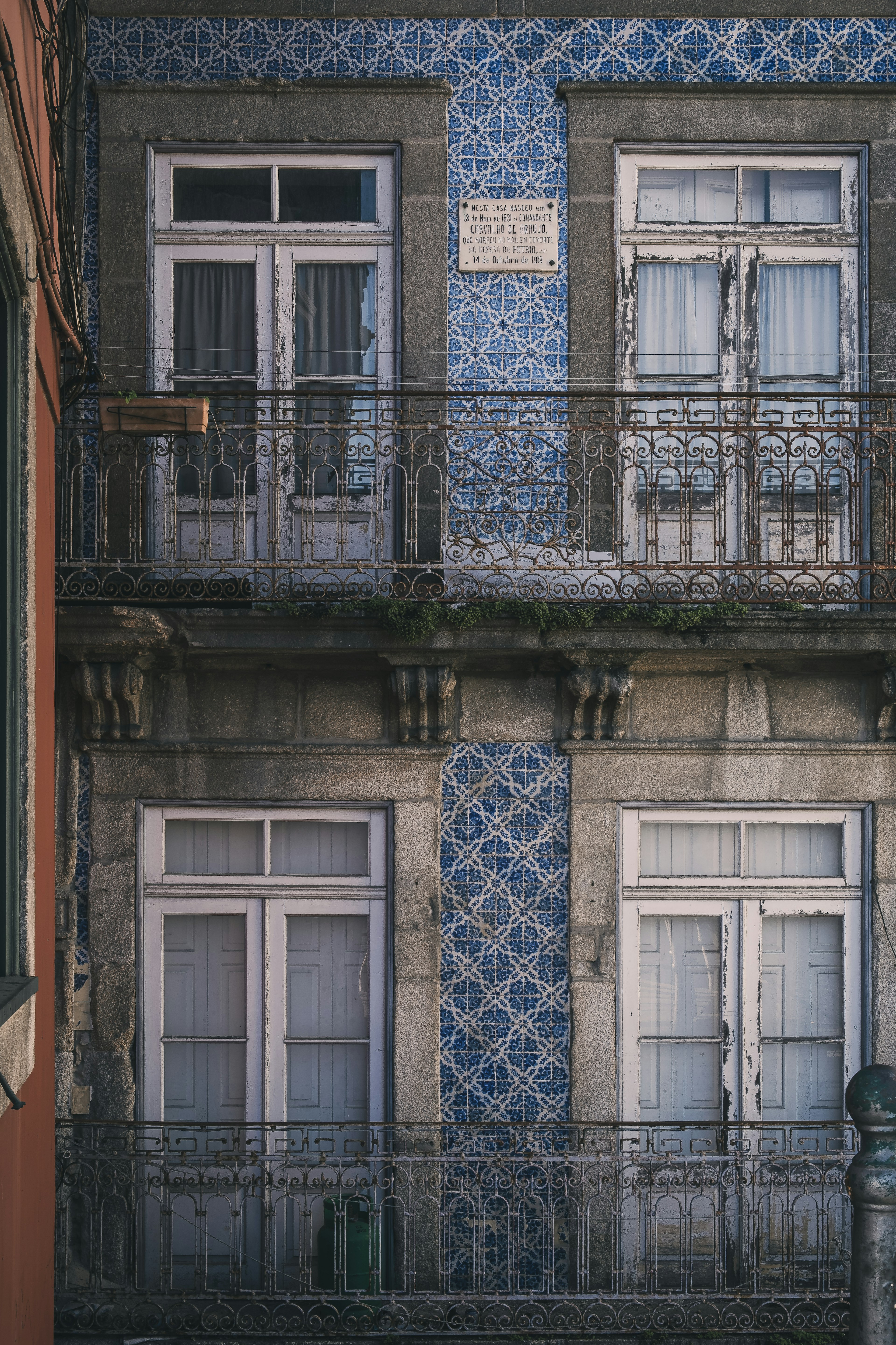 Facciata a due piani di un vecchio edificio decorato con piastrelle blu