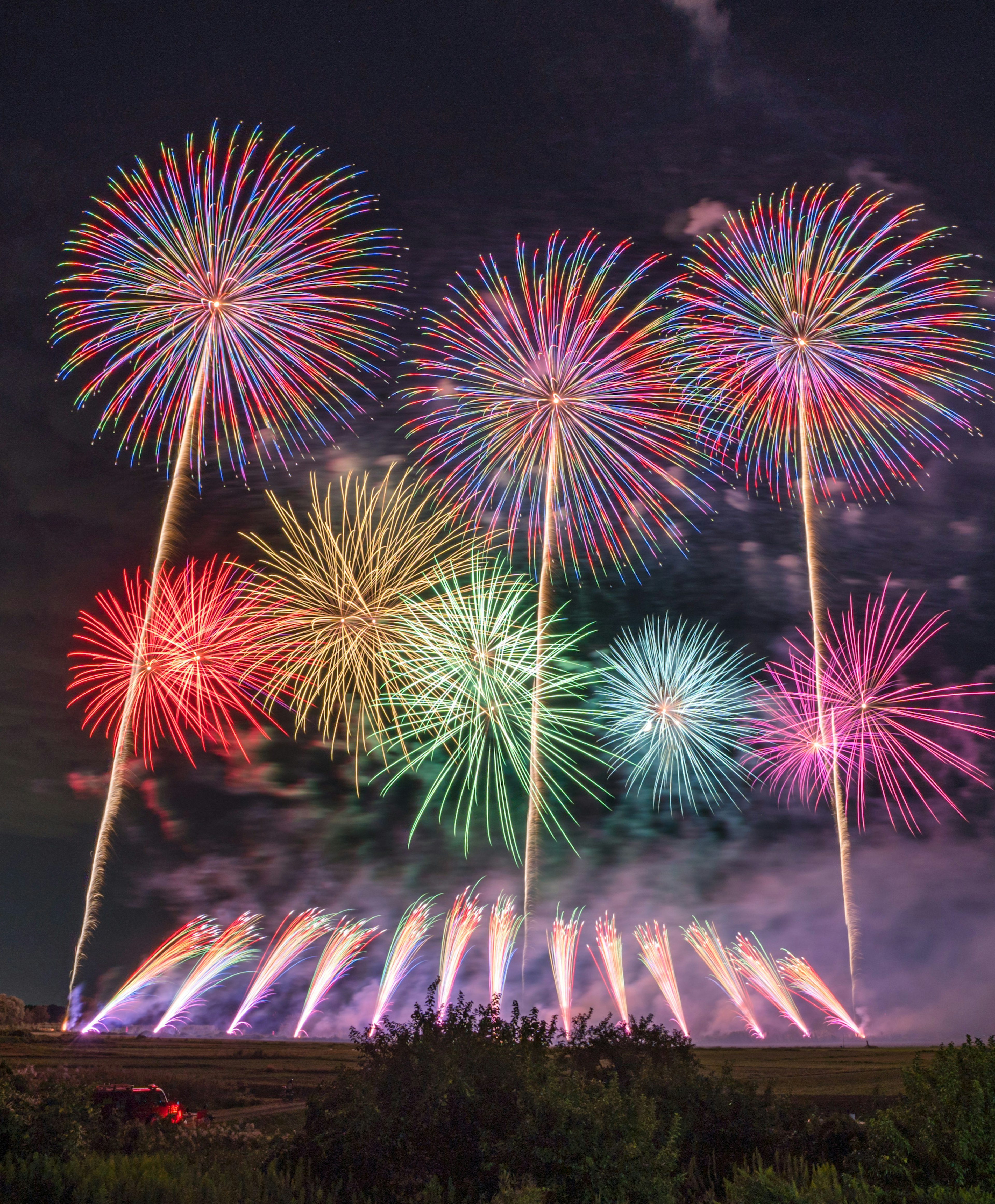 Fuegos artificiales coloridos estallan bellamente en el cielo nocturno