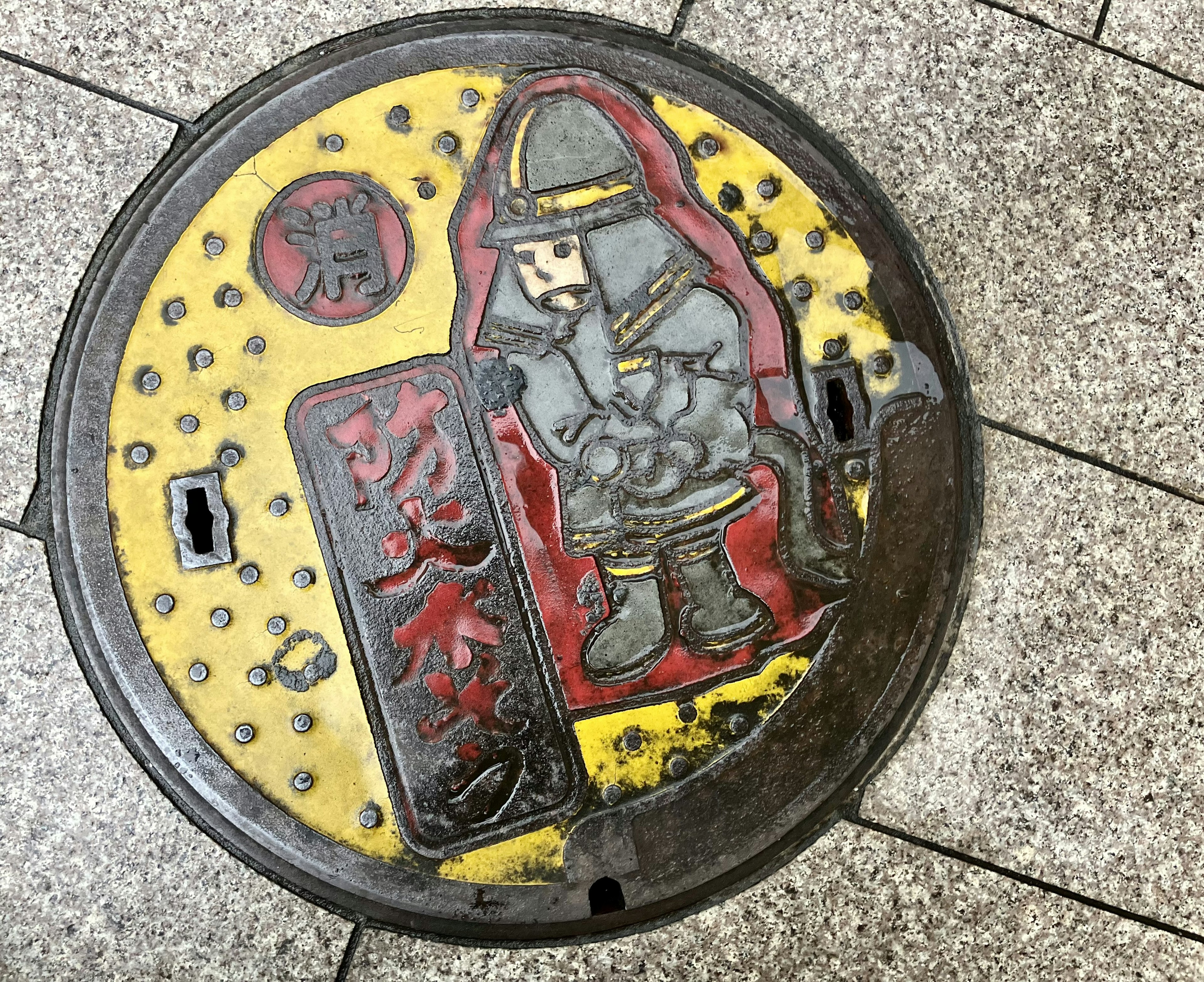 Bunte Kanaldeckel mit Feuerwehrillustration und Design