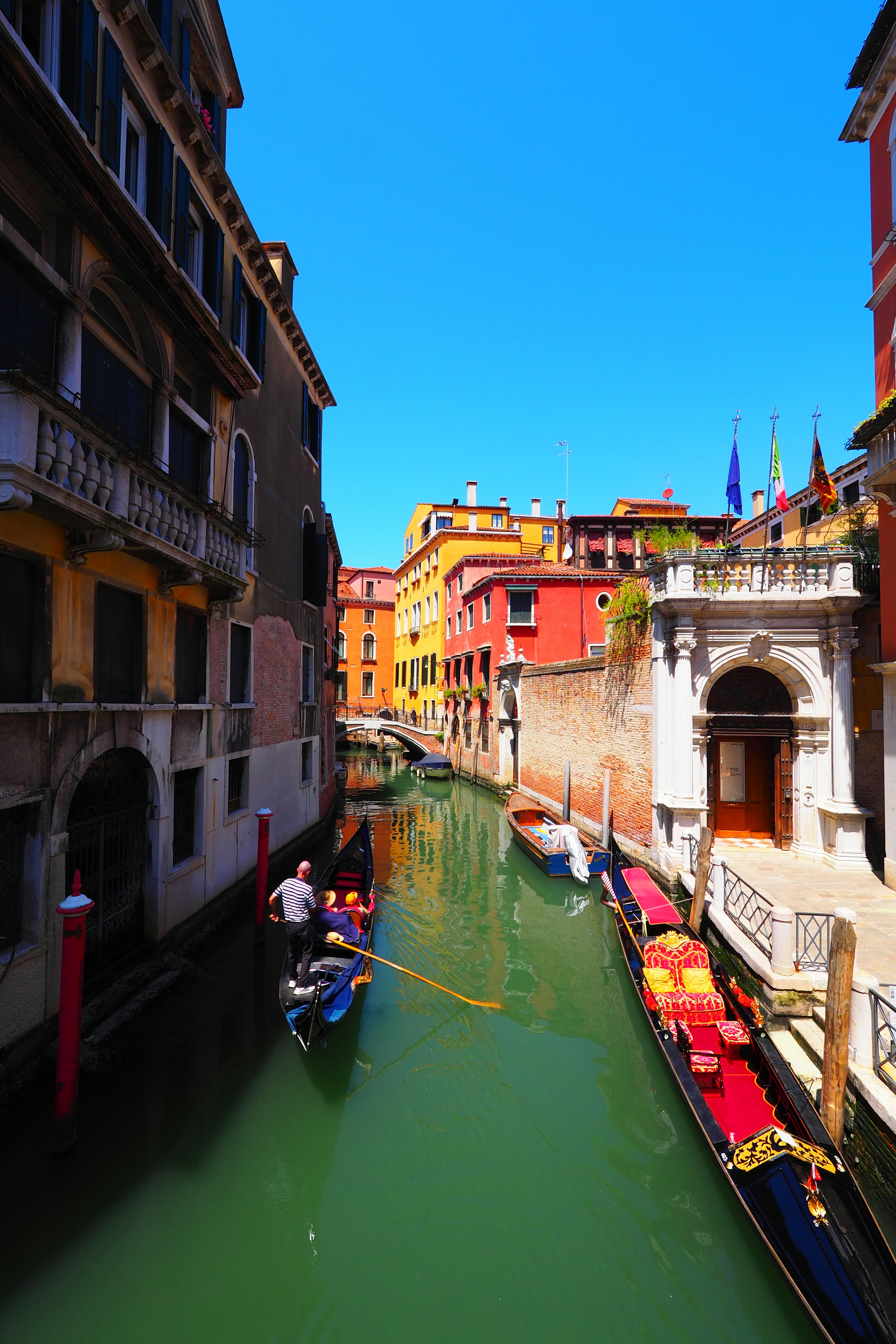 Bunte Gebäude entlang eines schönen Kanals in Venedig mit Gondeln