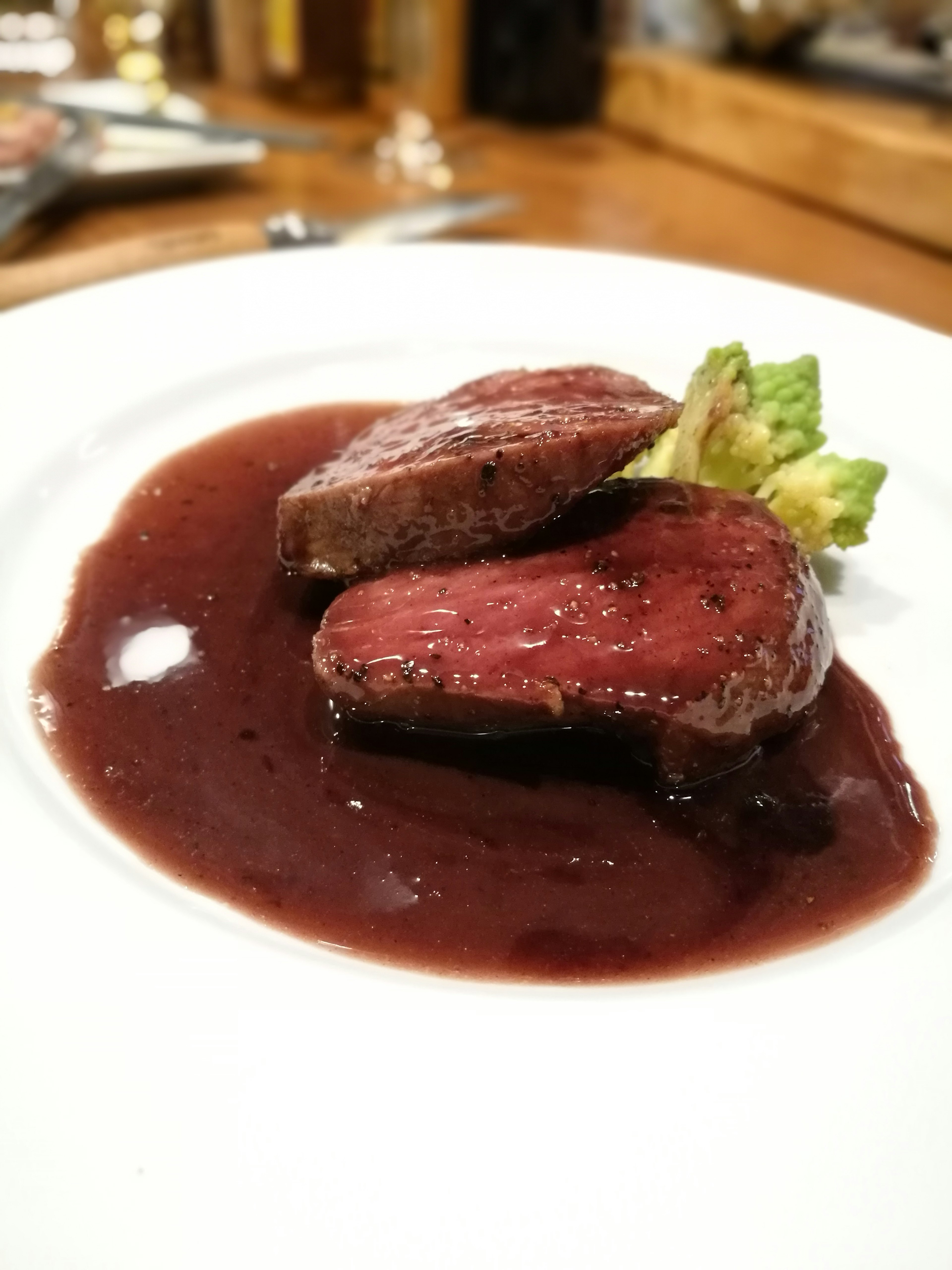 Filetto di manzo con salsa al vino rosso e guarnizione di lattuga