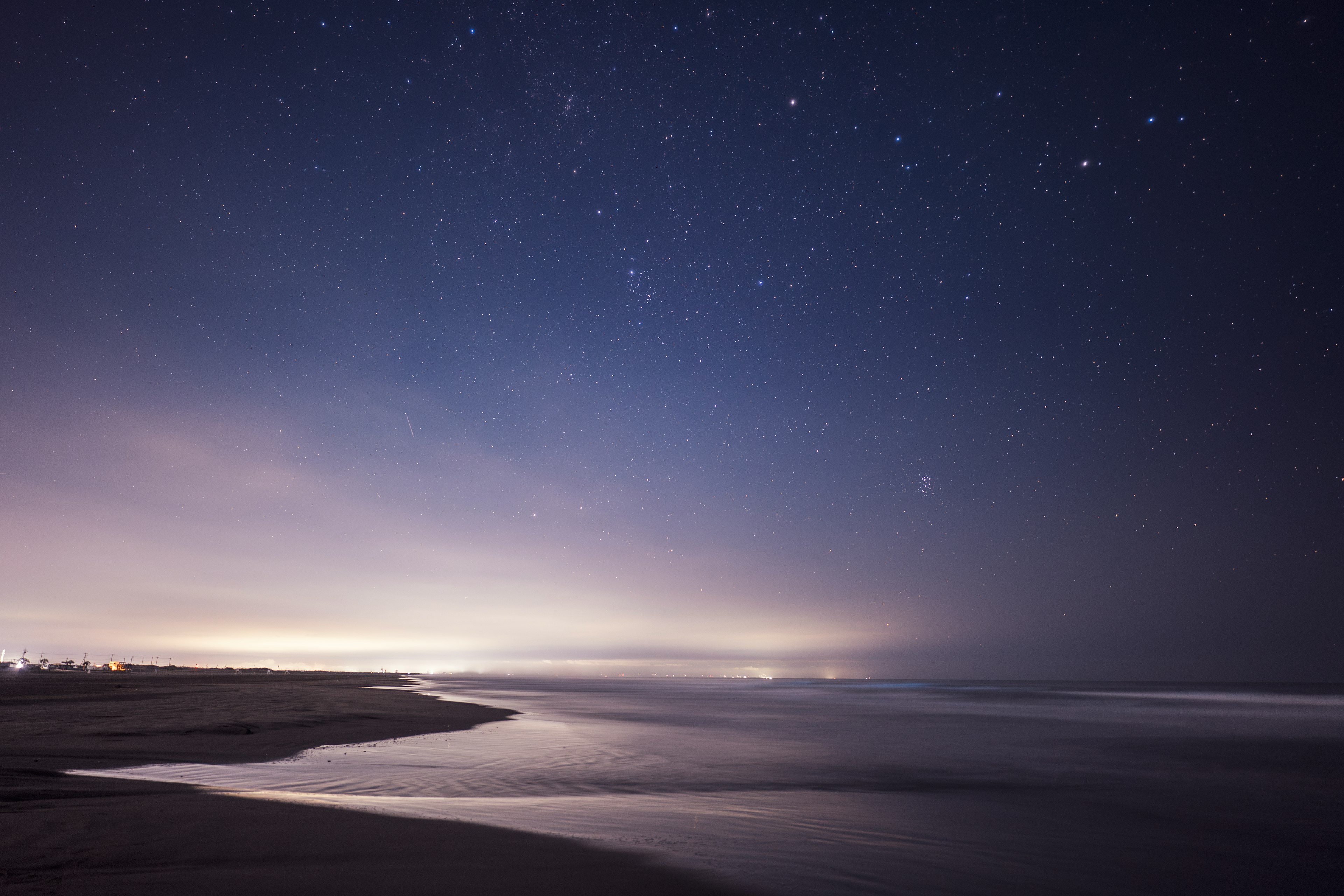 夜空に星が輝く海岸の風景