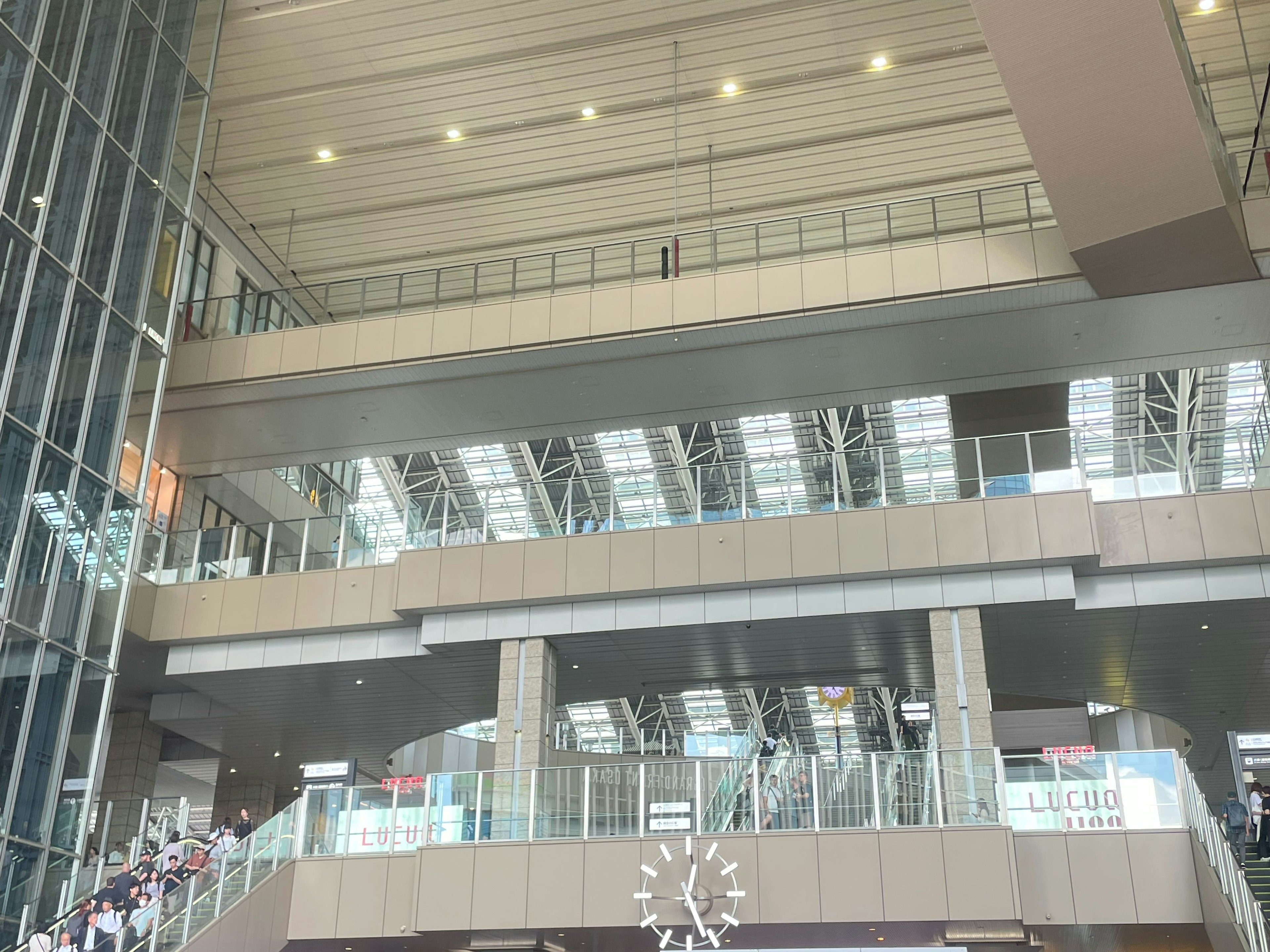 Vista interior de un edificio moderno con grandes ventanas de vidrio y escaleras