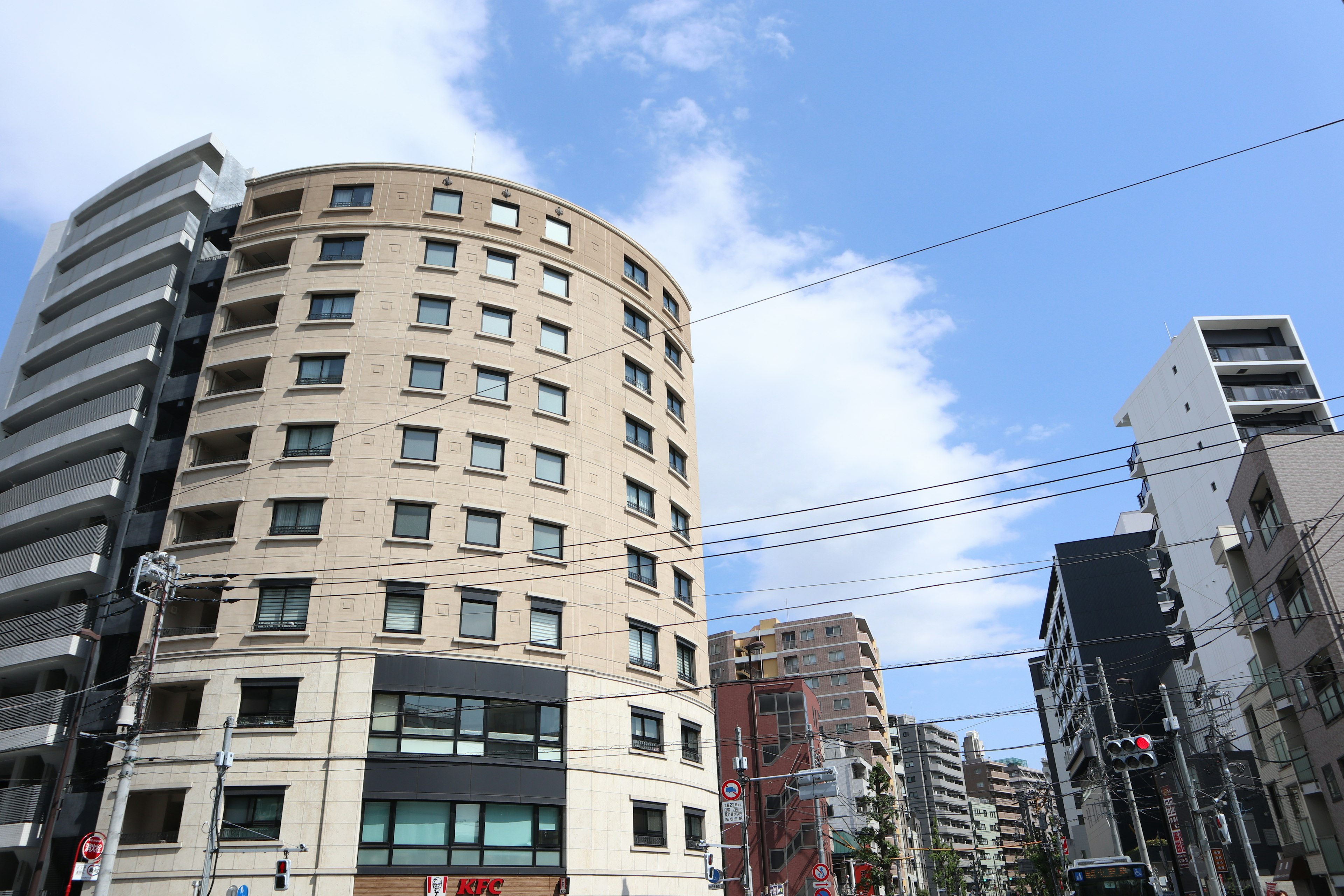 Edifici moderni allineati sotto un cielo blu con un edificio rotondo