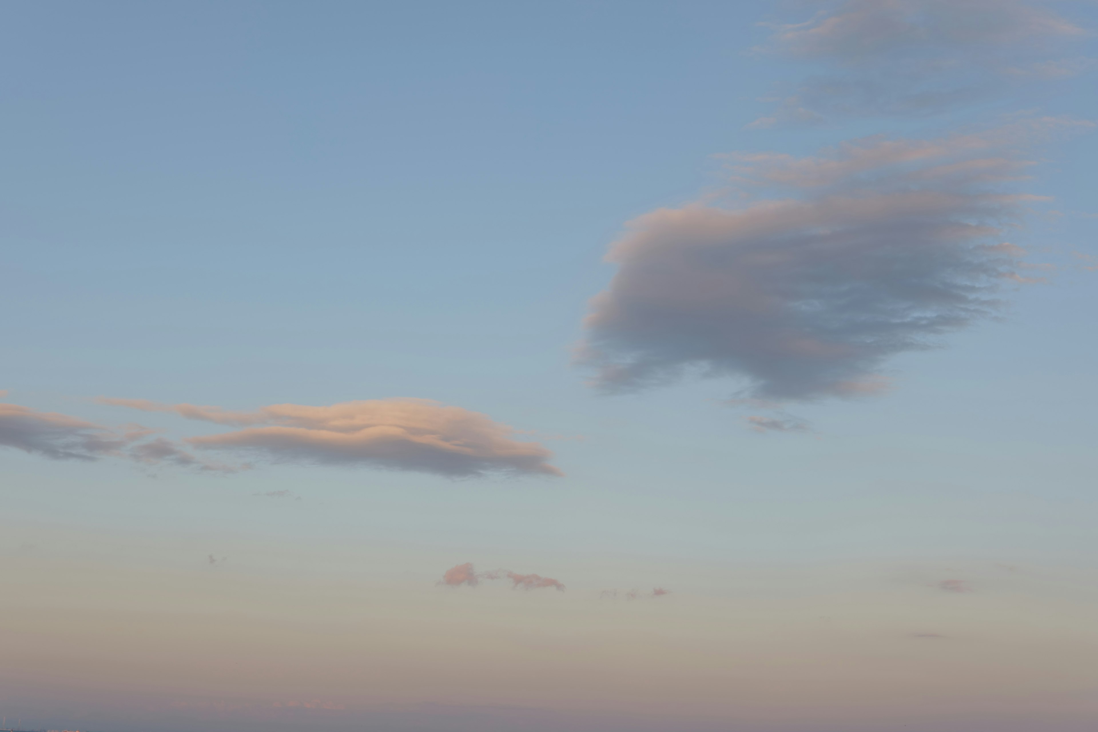 青空に浮かぶ雲の風景