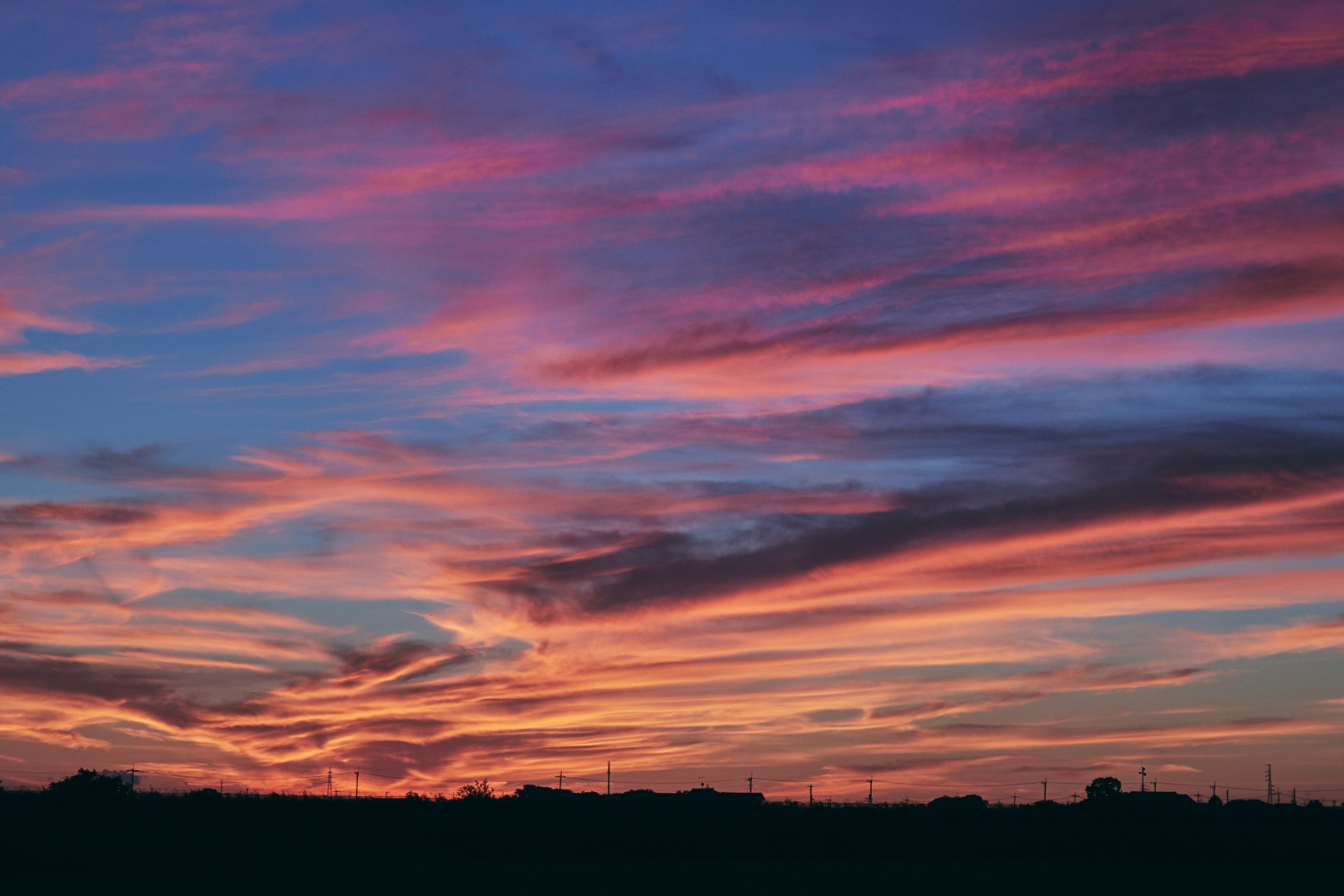 美しい夕焼けの空に広がるオレンジとピンクの雲