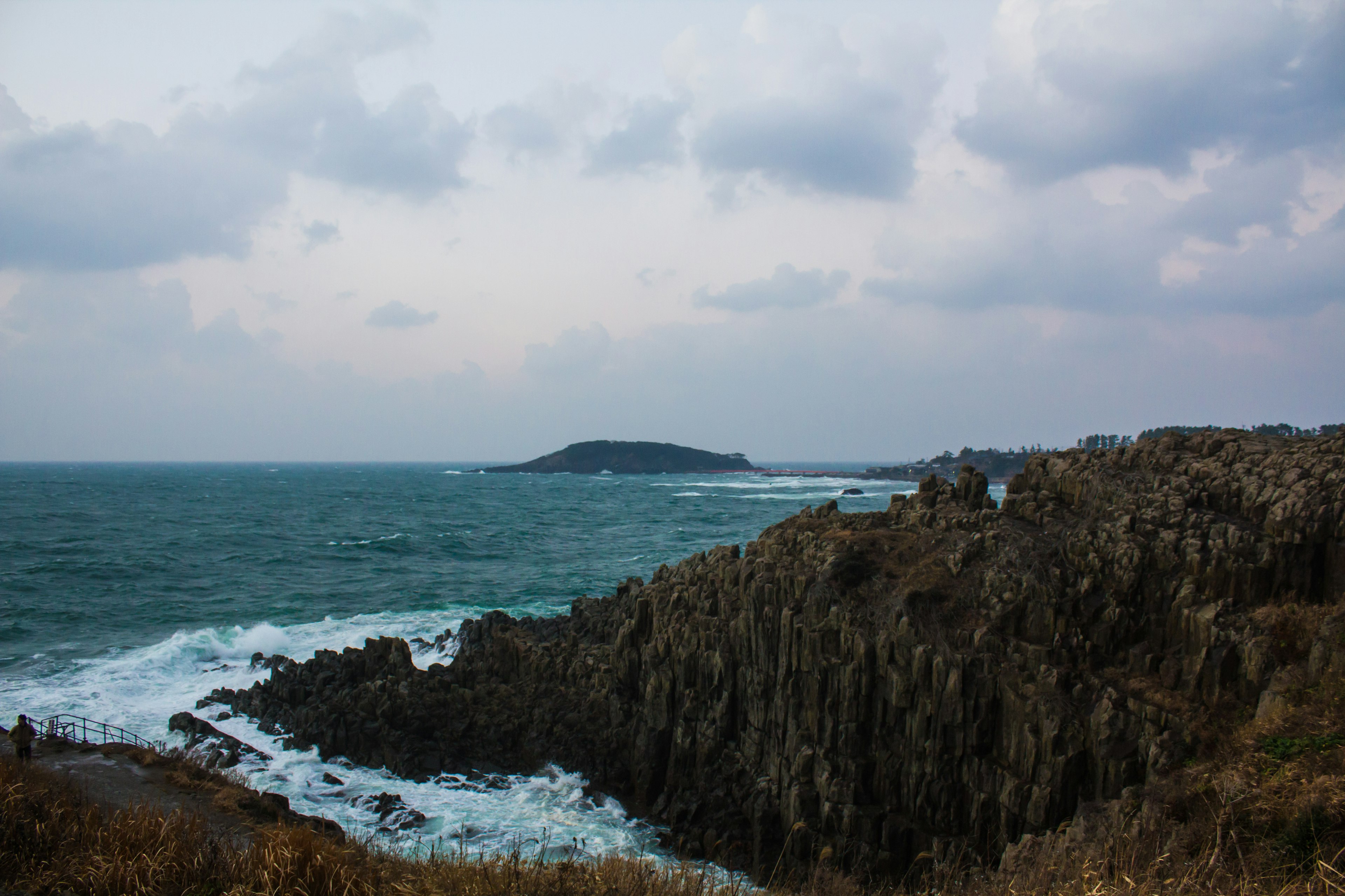 海岸景觀，有岩石懸崖和拍打的海浪