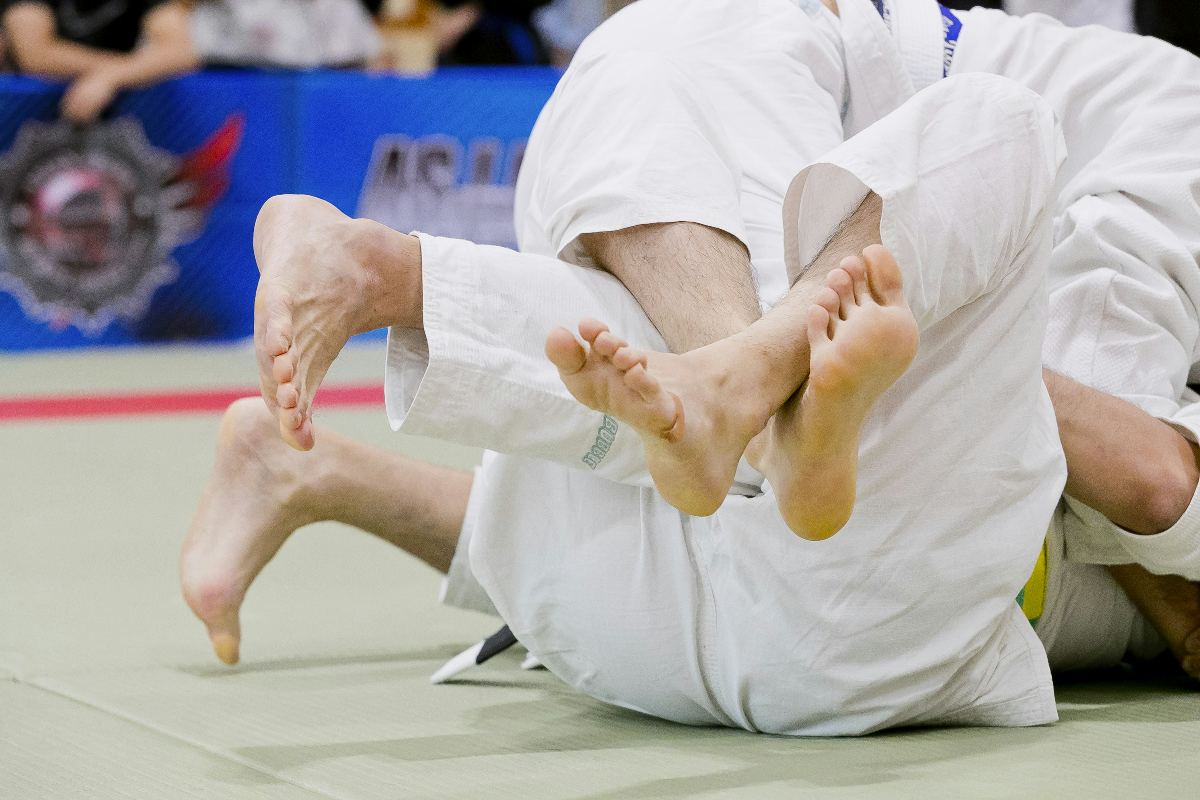 Kaki para pesaing judo yang terjalin selama pertandingan