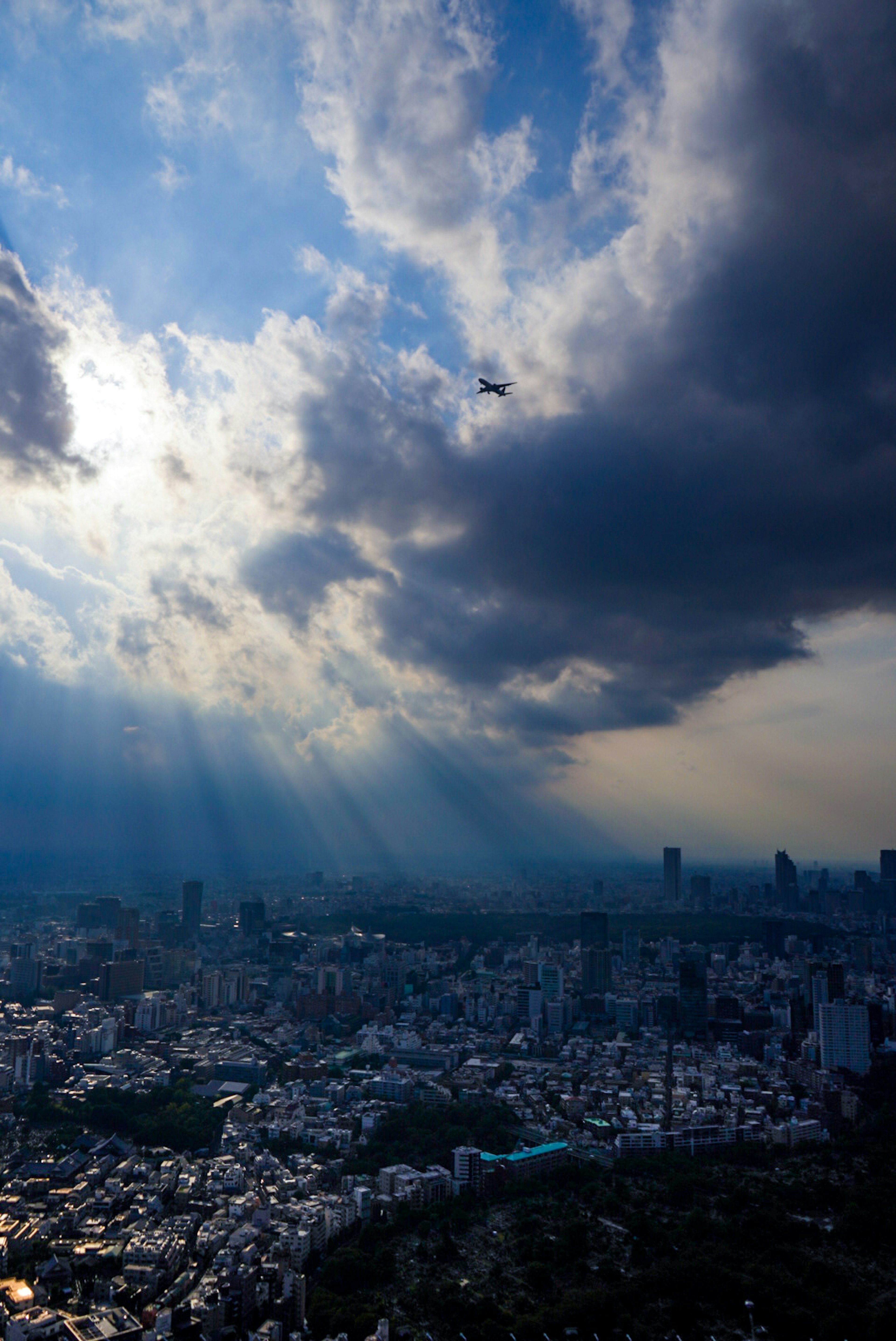 東京城市景觀，光線透過雲層