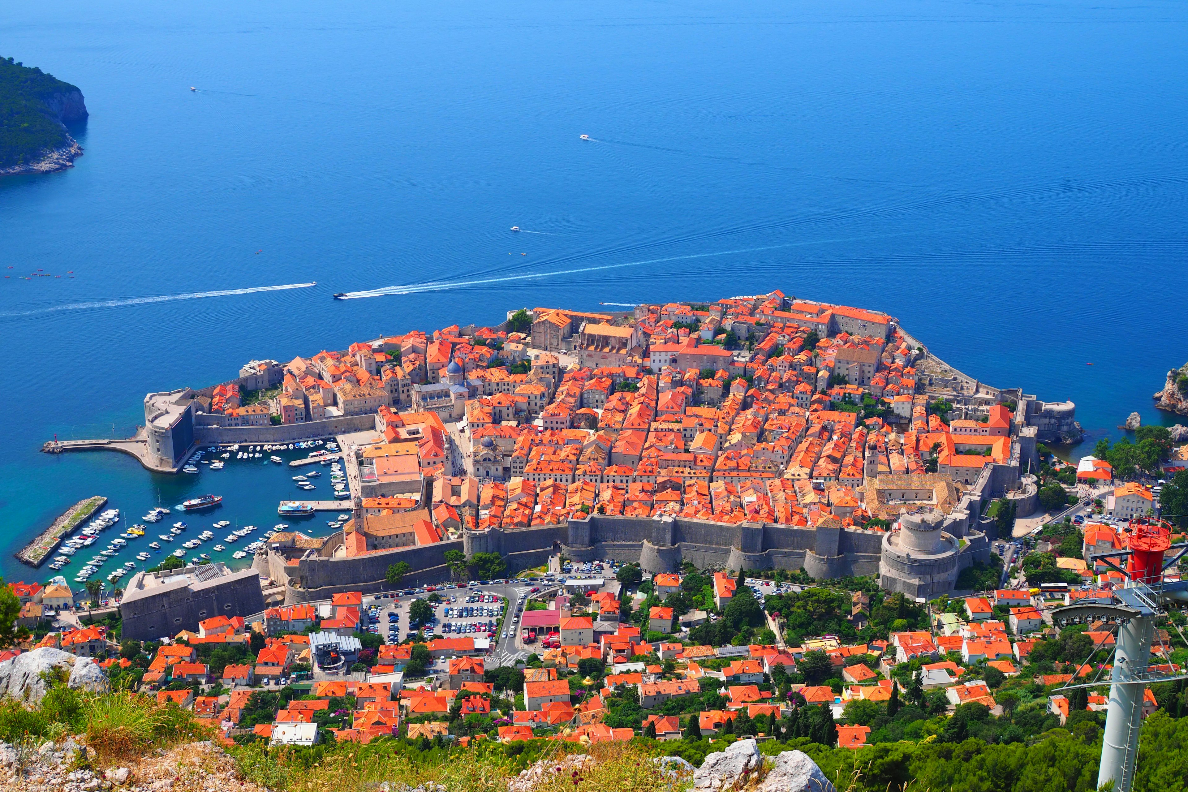 Cảnh quan từ trên cao của phố cổ Dubrovnik được bao quanh bởi biển Adriatic tuyệt đẹp