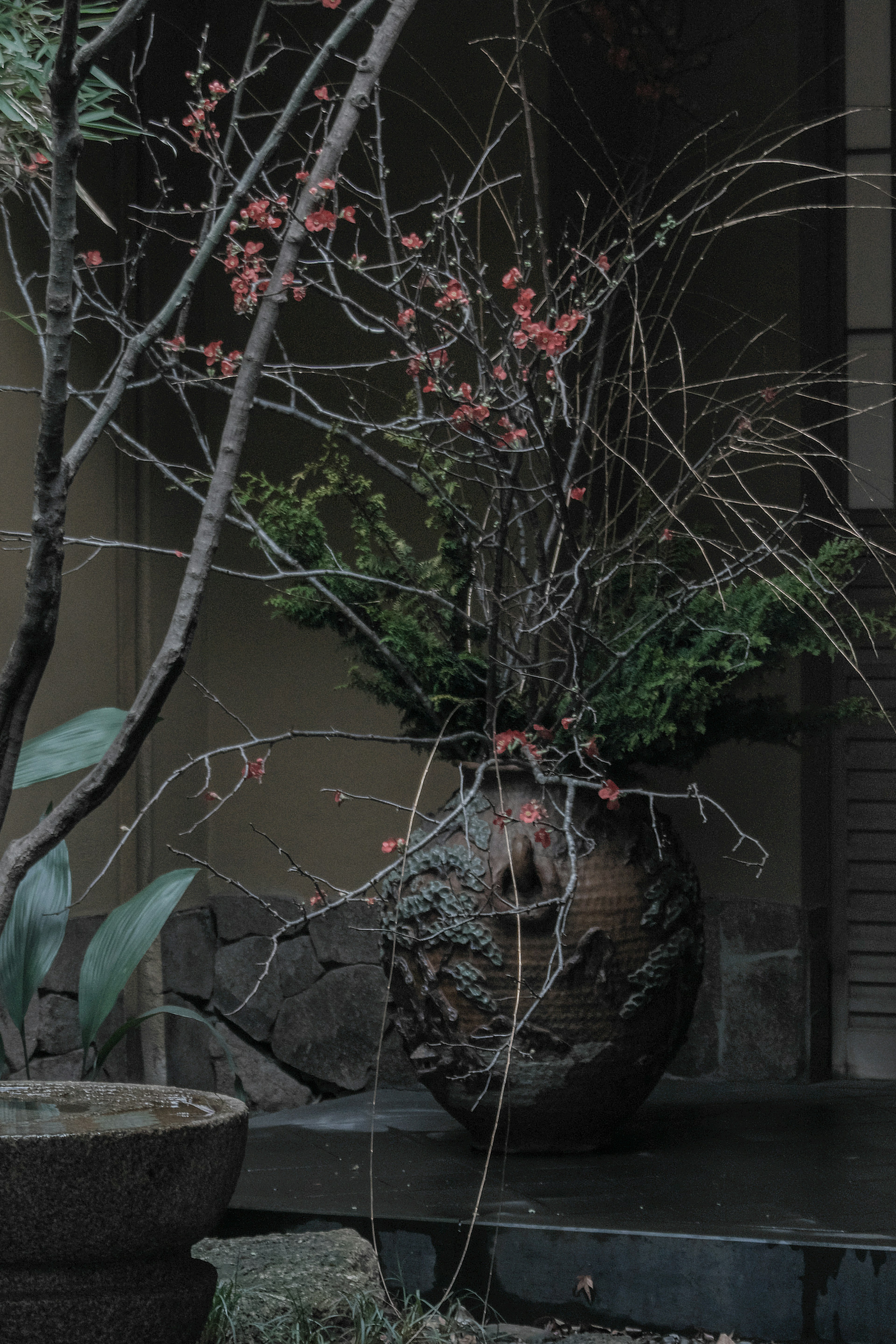 Grand vase en céramique avec des branches et des baies rouges