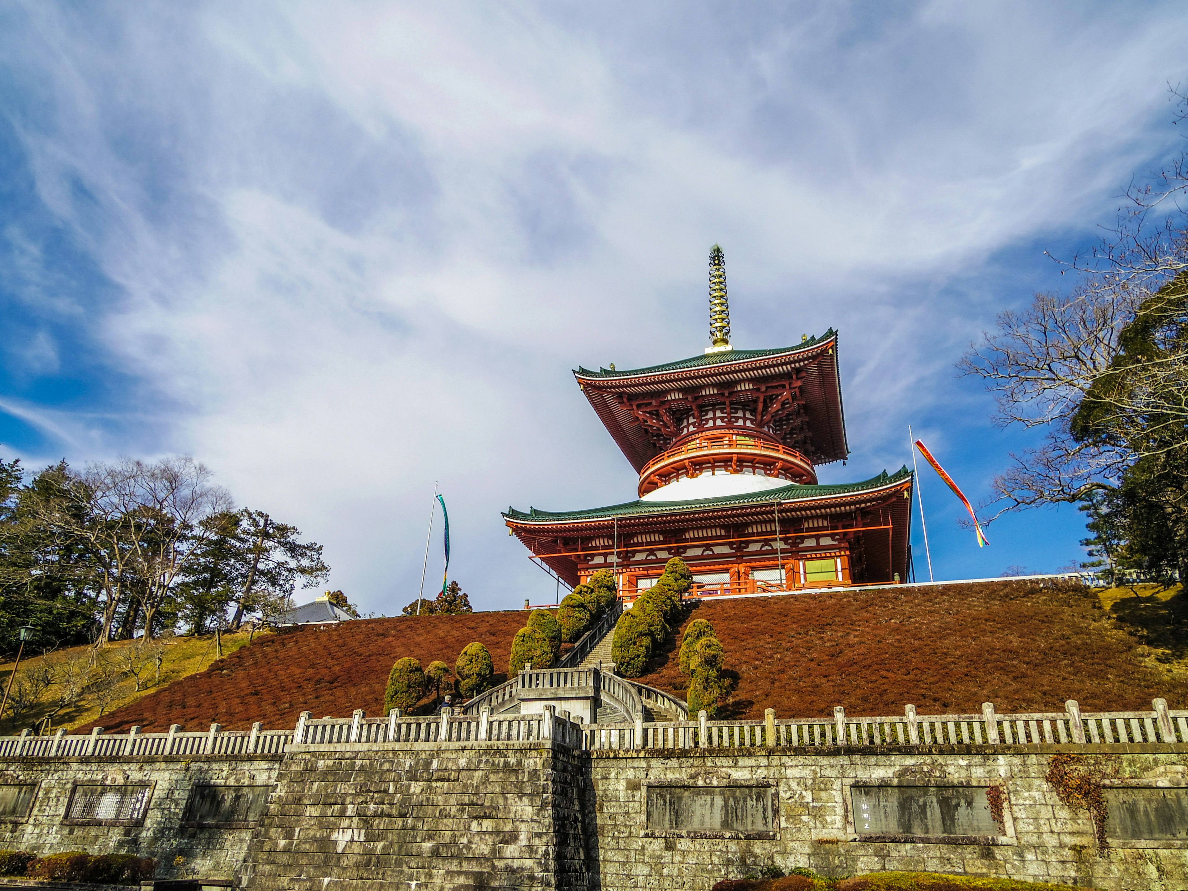 Ein schöner Tempelturm steht unter einem blauen Himmel