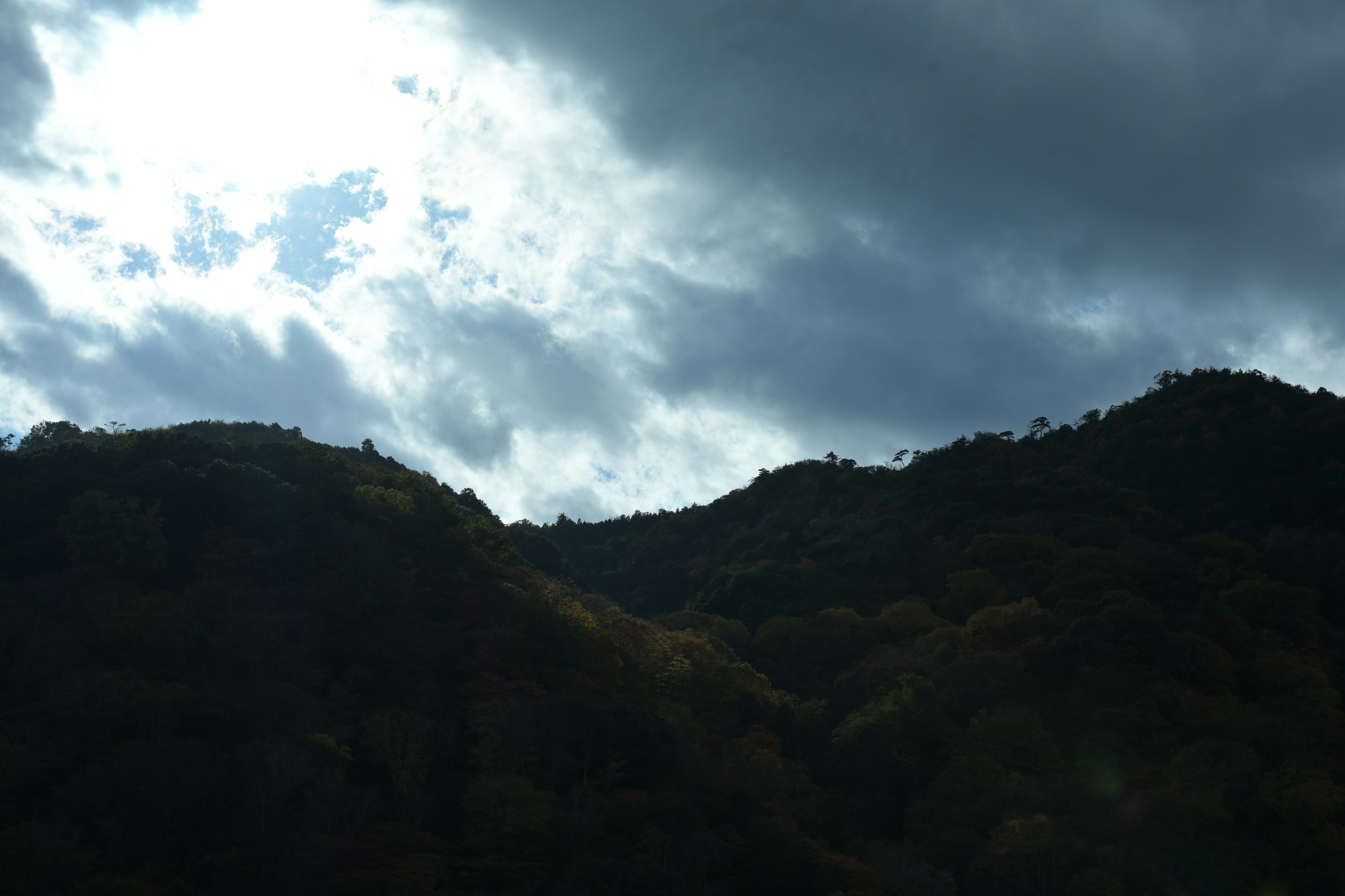 山のシルエットと雲のある空の風景