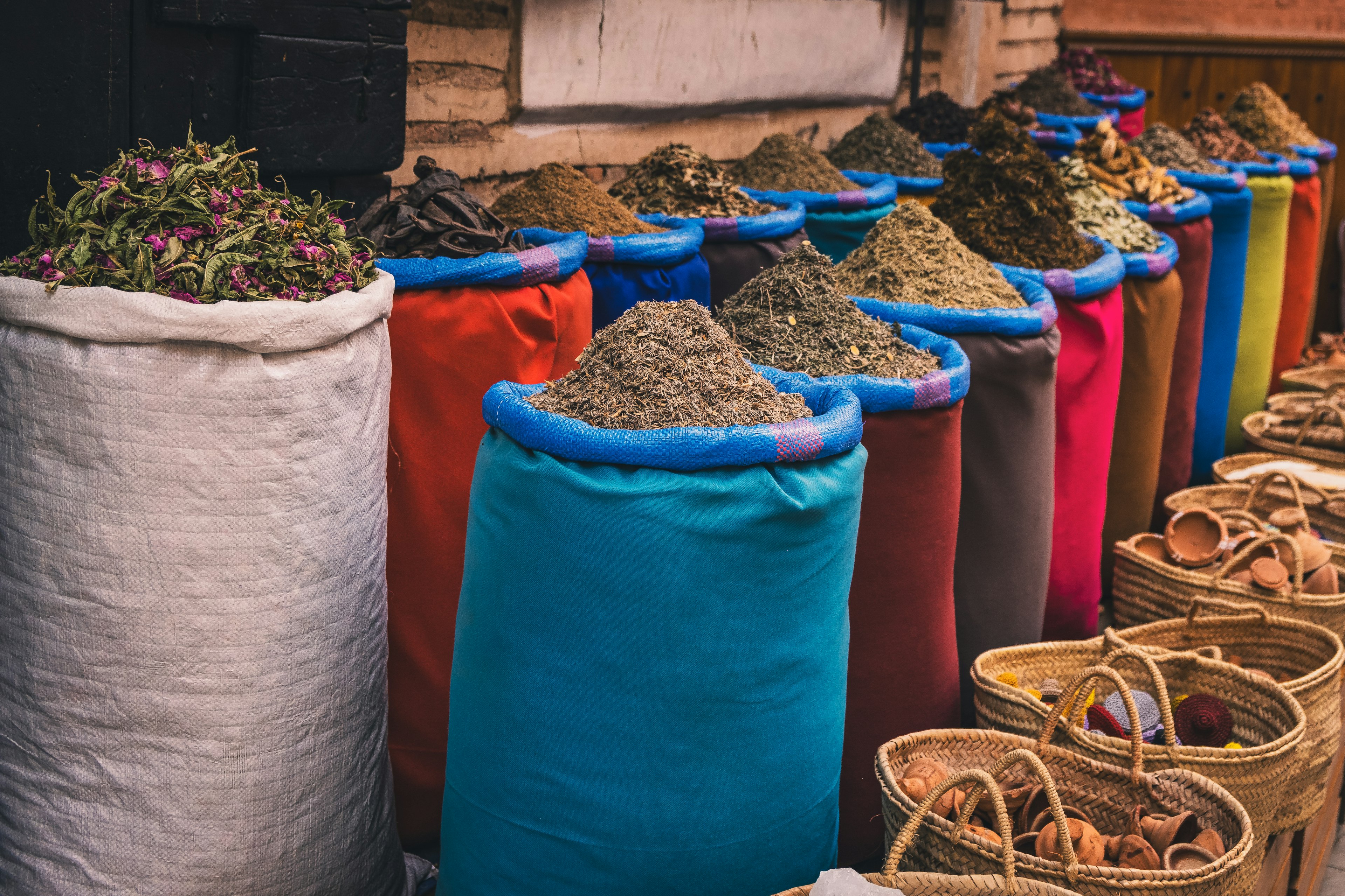 Sacs colorés d'épices alignés dans un marché