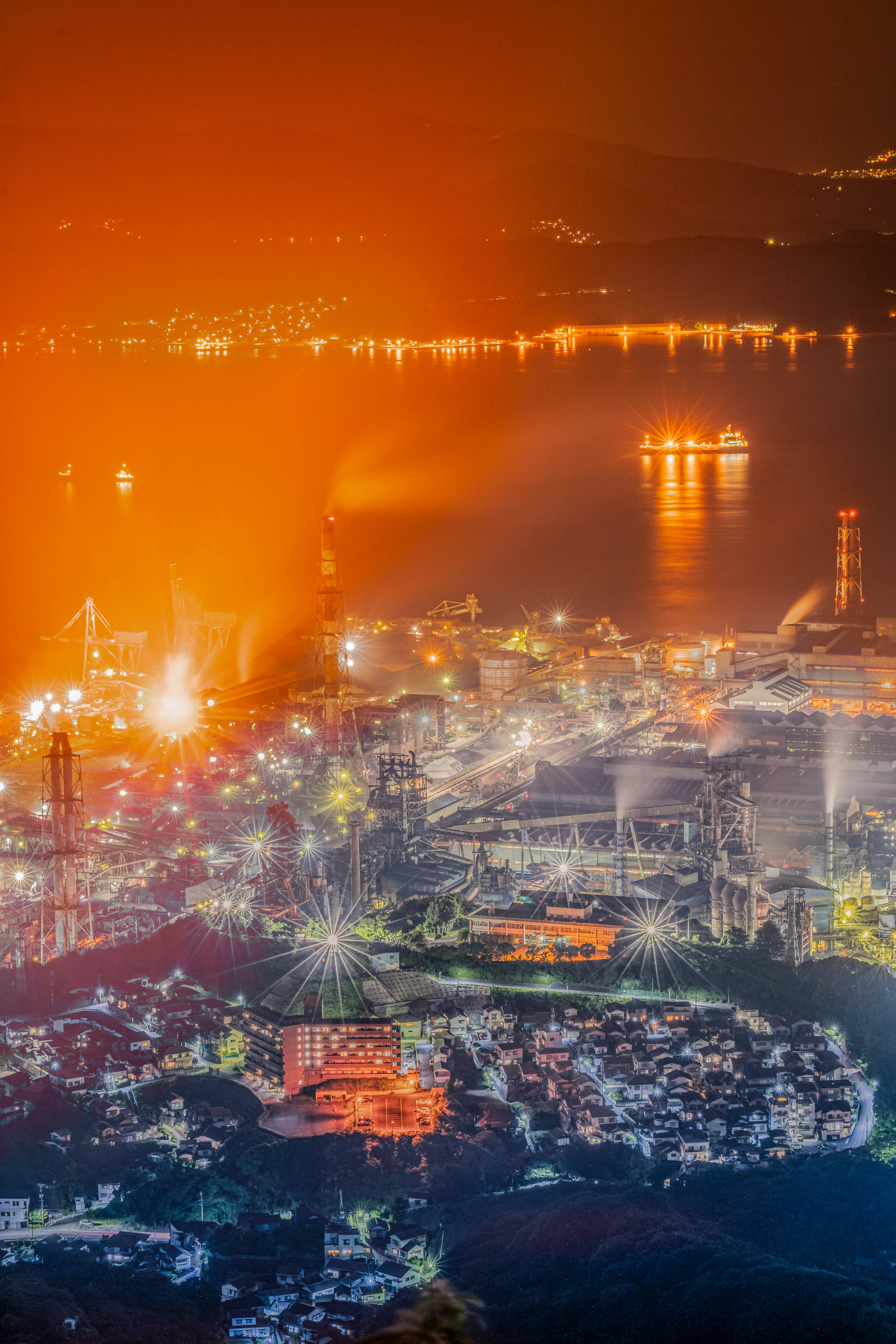 夜の工業地帯の明かりが輝く景色