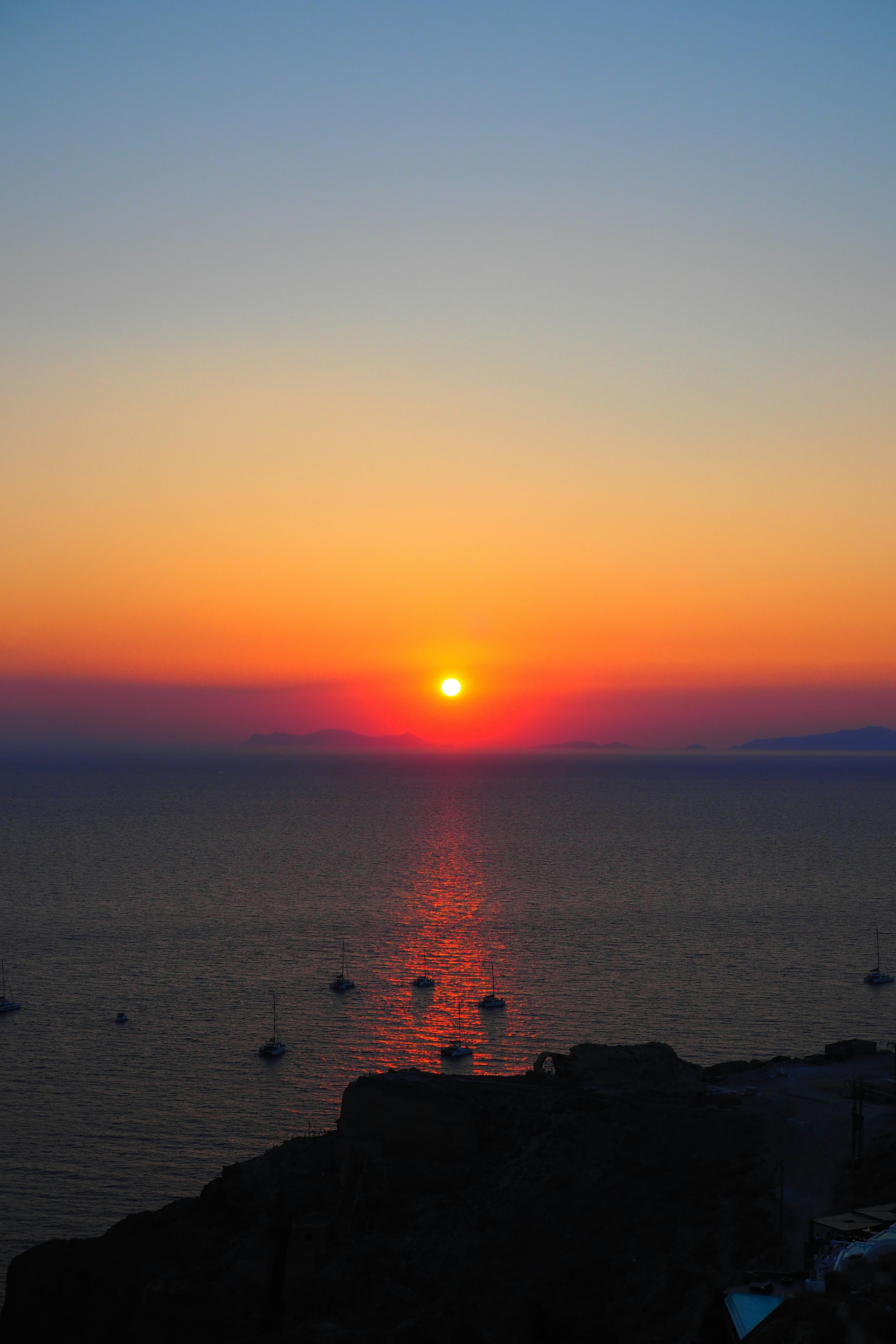 Hermoso atardecer sobre el mar con barcos en primer plano