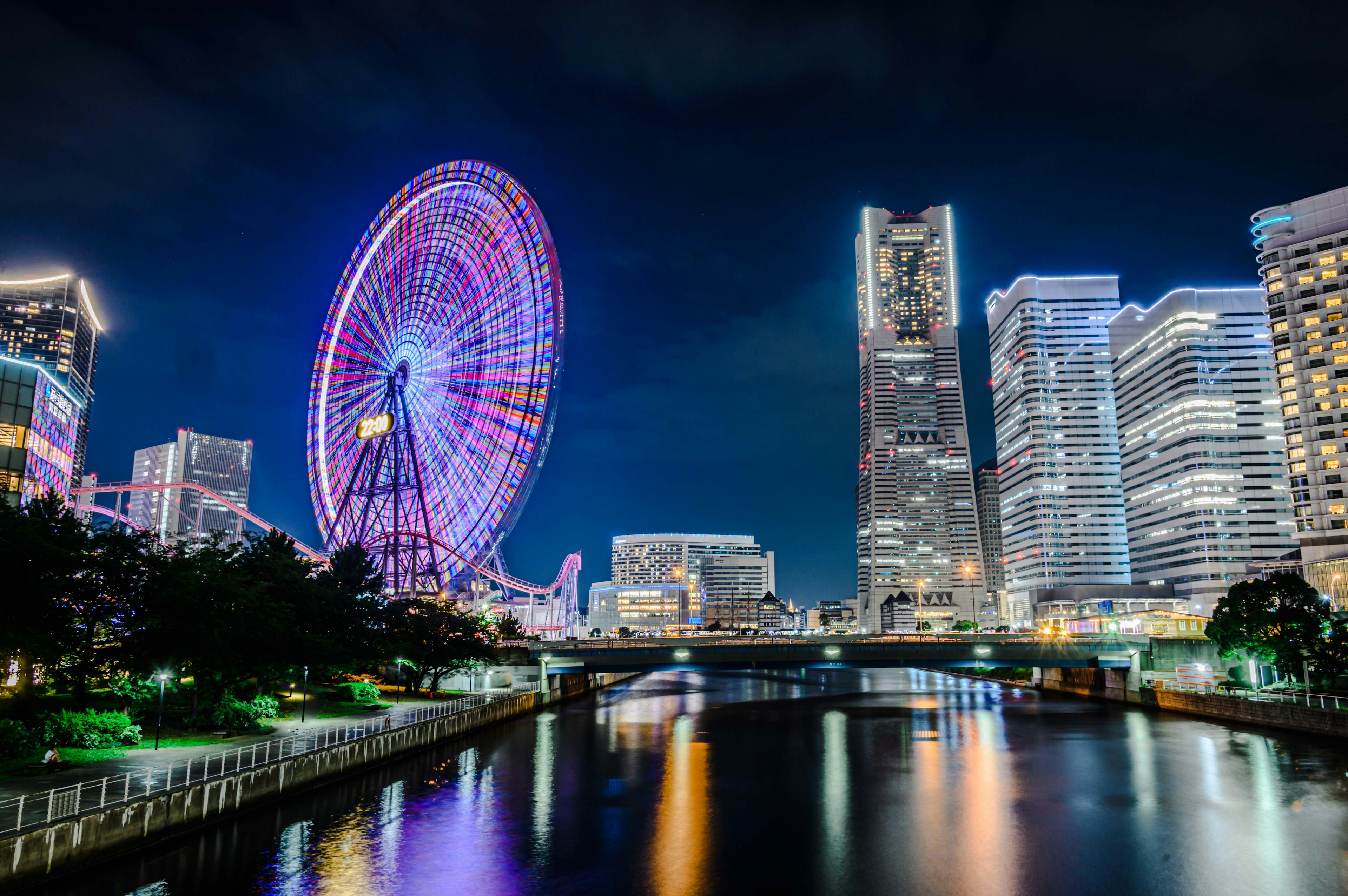 Vista nocturna de Yokohama con una noria y rascacielos