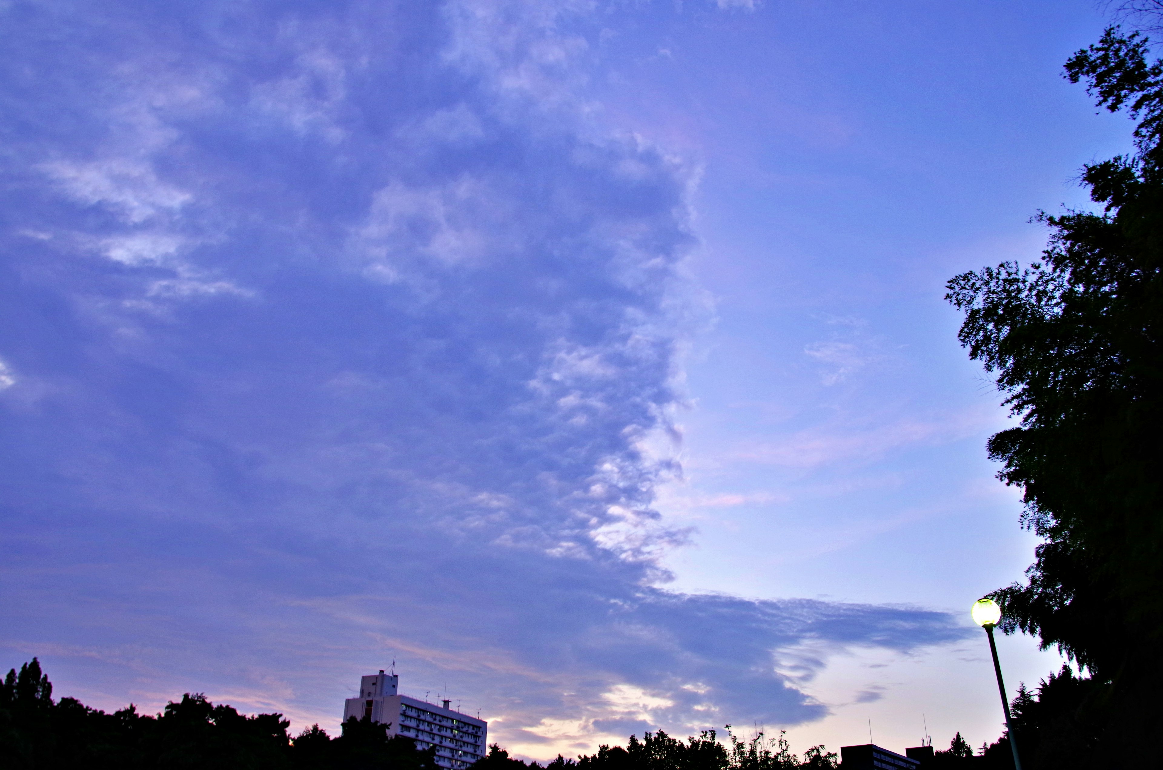 夕焼けの空と雲の美しい風景