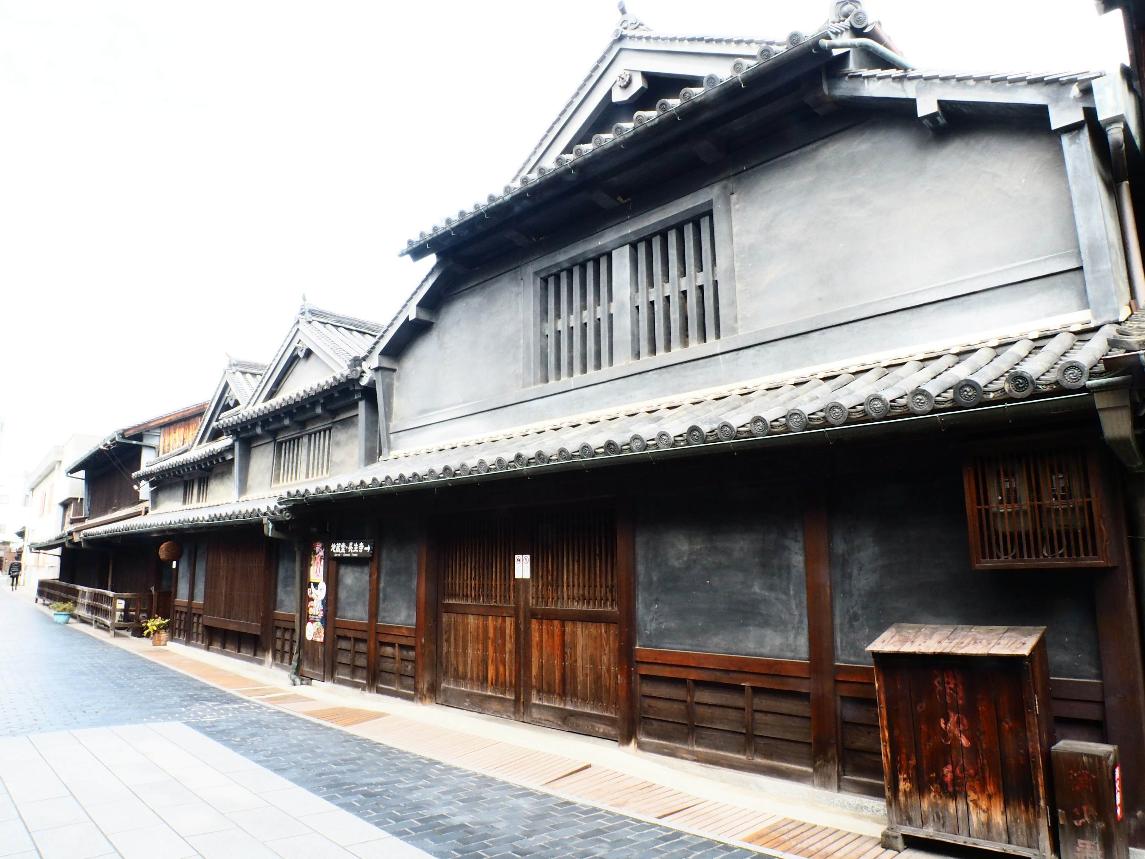 Vue de rue présentant des bâtiments en bois japonais traditionnels