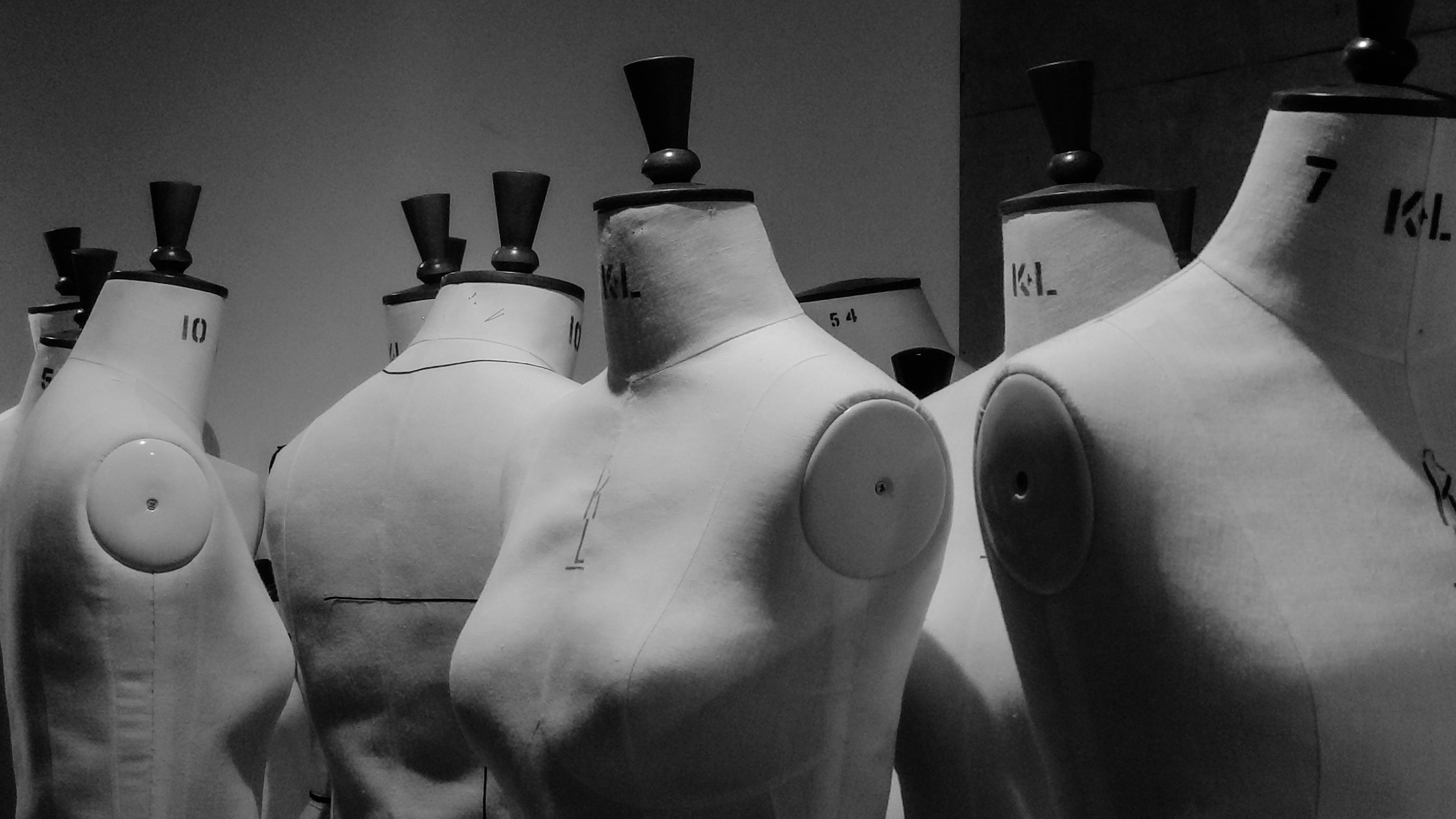 Maniquíes de diseño alineados contra un fondo en blanco y negro