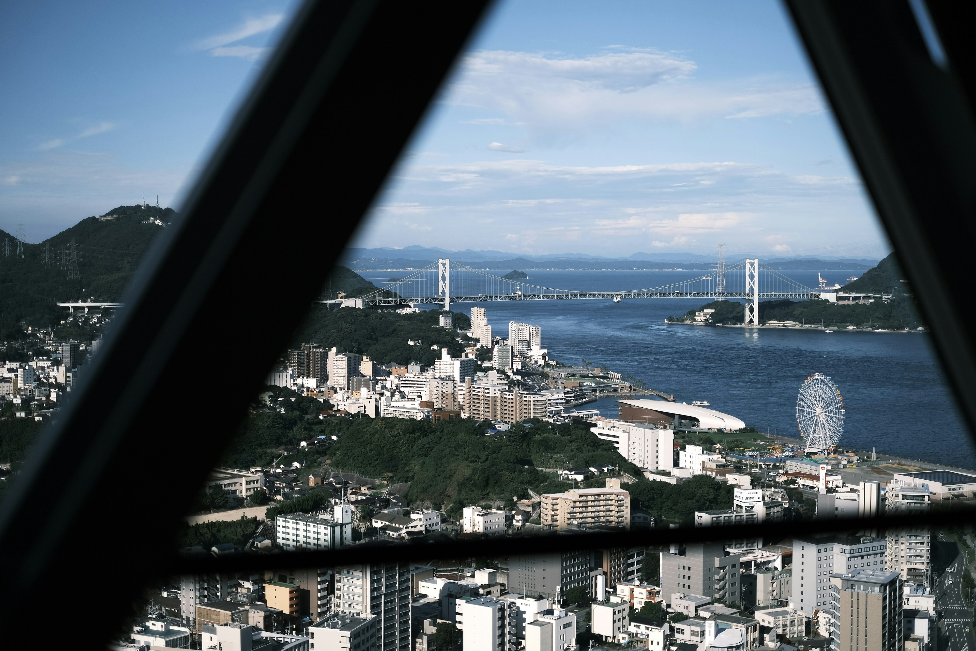 山々と海の景色が広がる都市の眺め