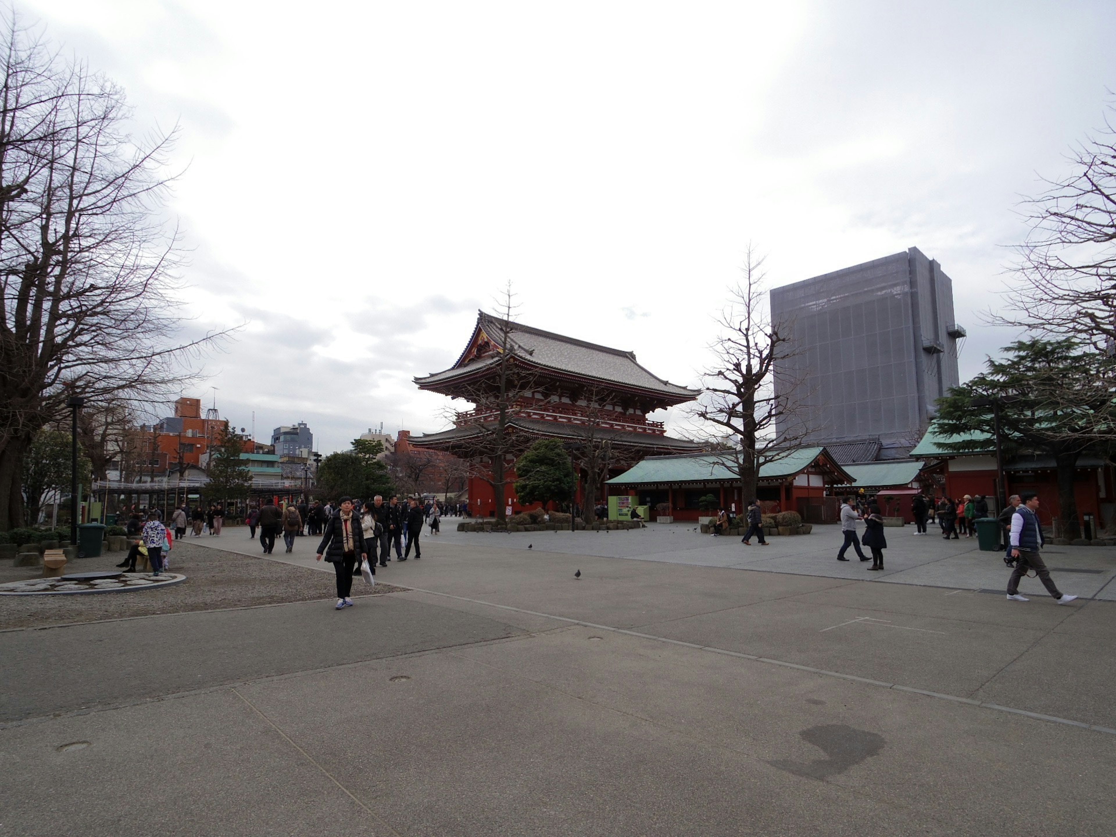 Place animée avec le temple Senso-ji en arrière-plan