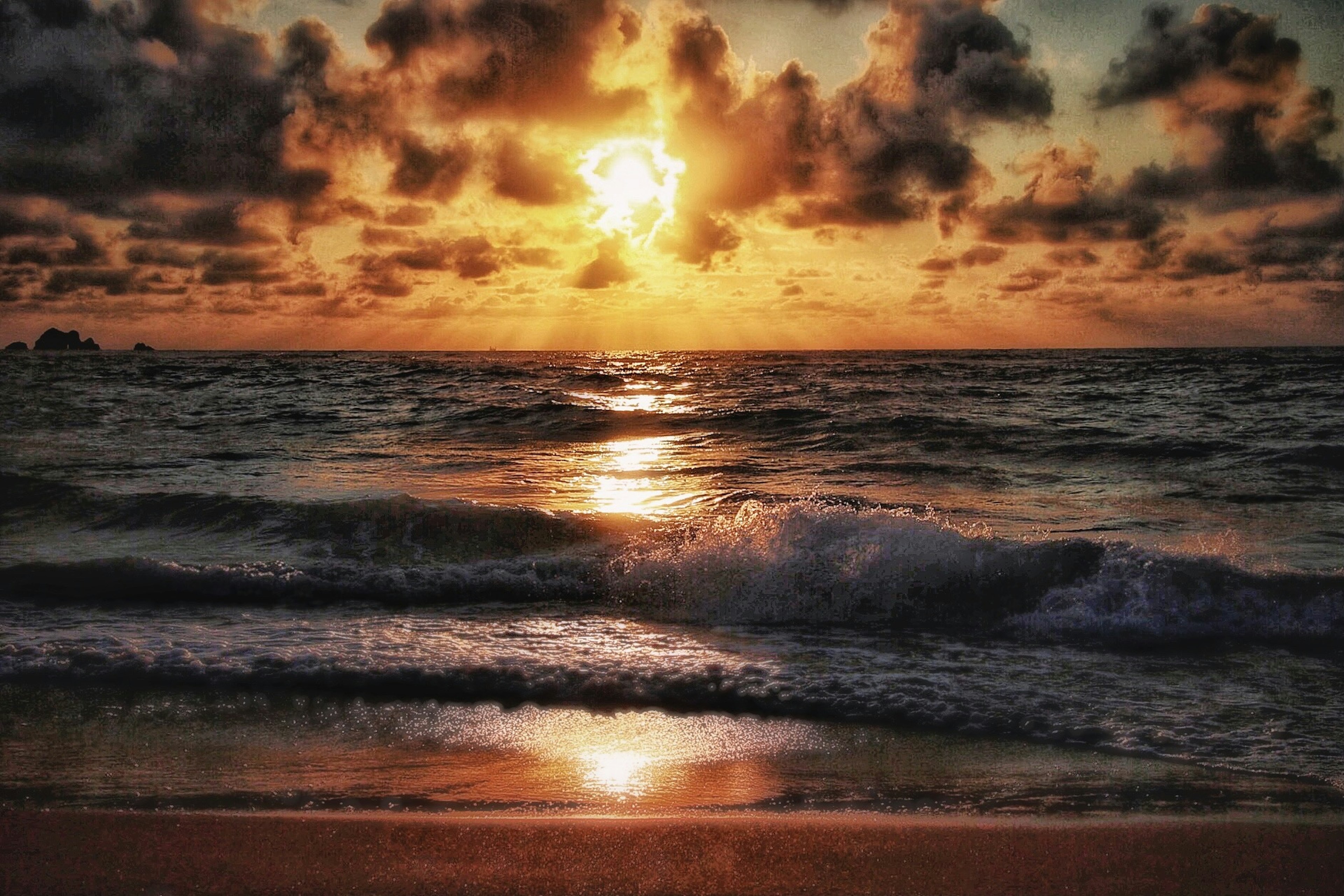 美麗的海景在日落時分波浪拍打