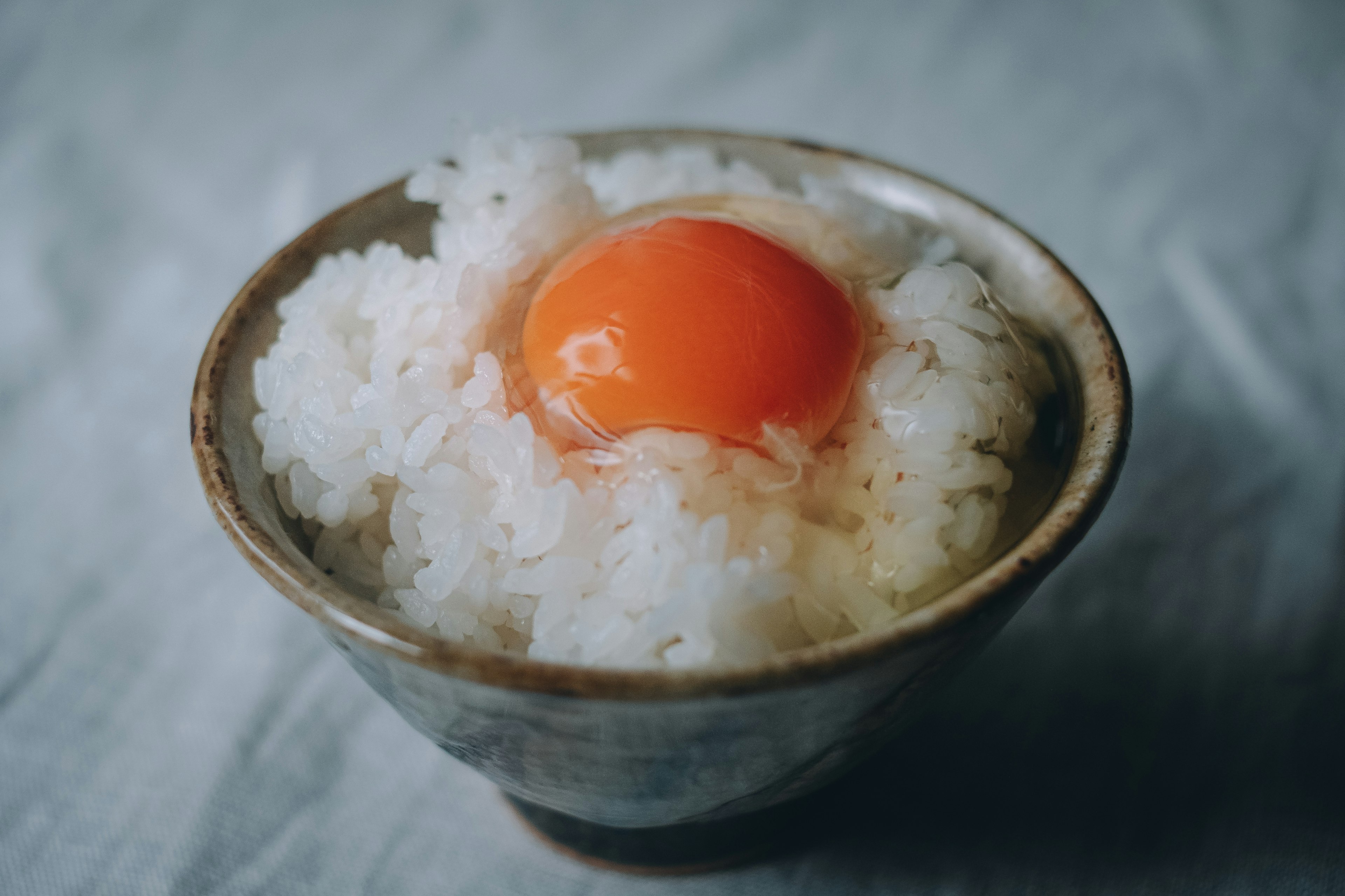 Un bol de riz surmonté d'un jaune d'œuf cru