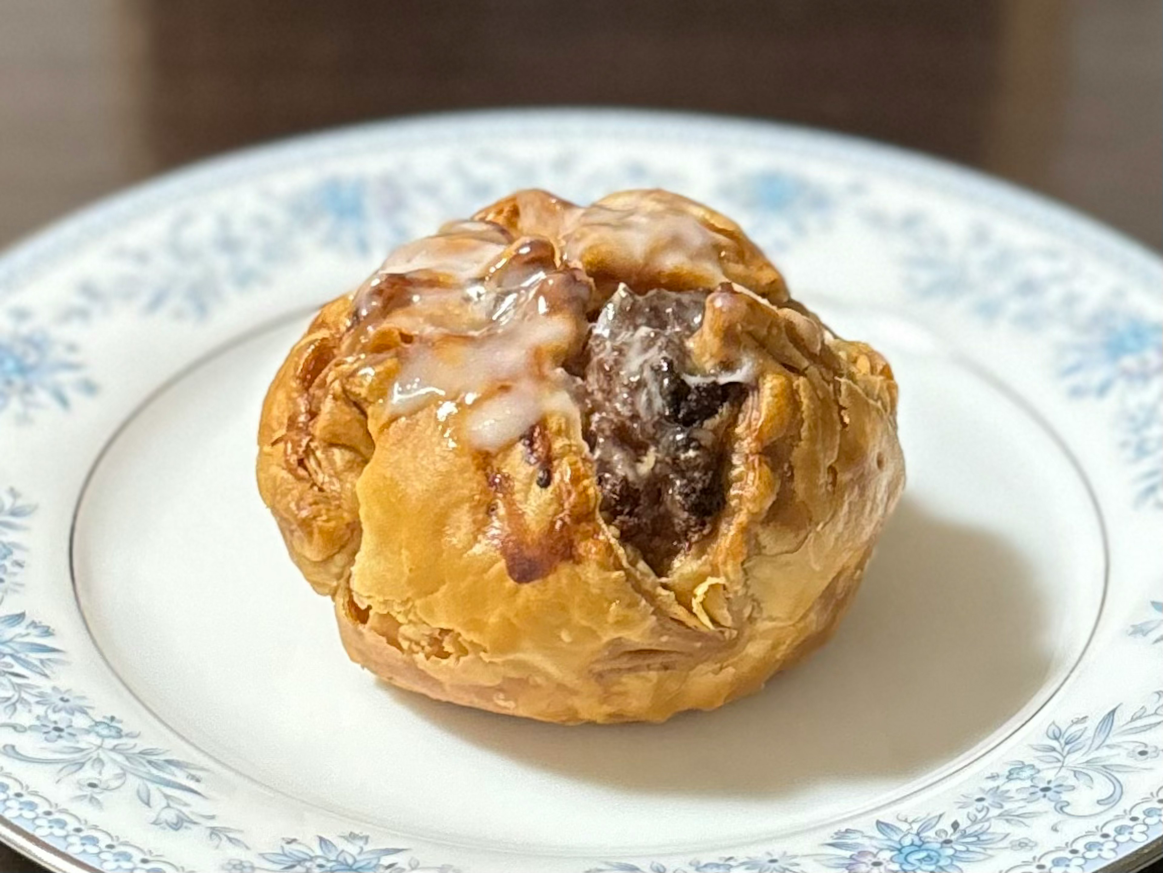 맛있는 페이스트리 위에 달콤한 유약이 올려져 있다